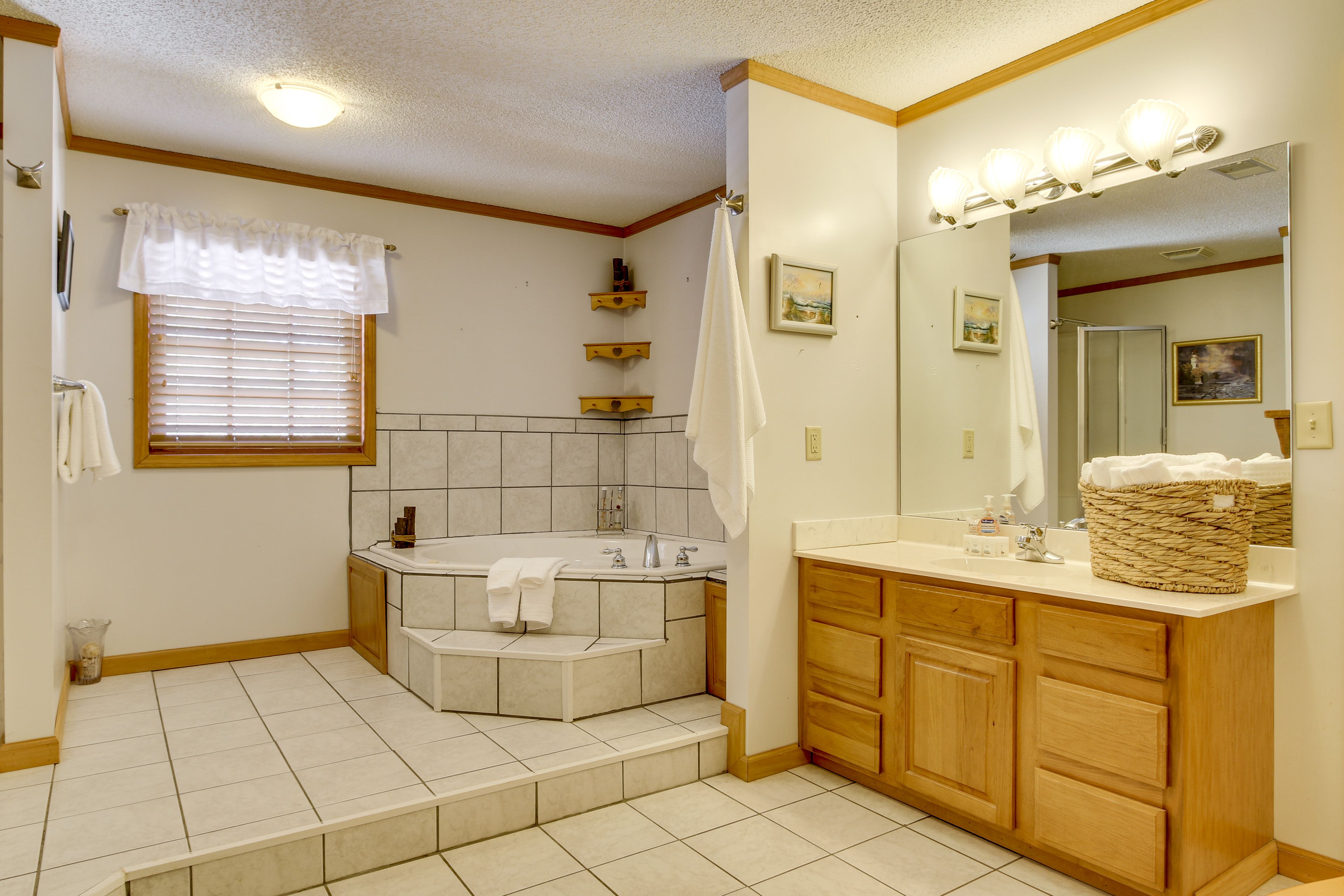 En-Suite Bathroom | Walk-In Closet | 2nd Floor