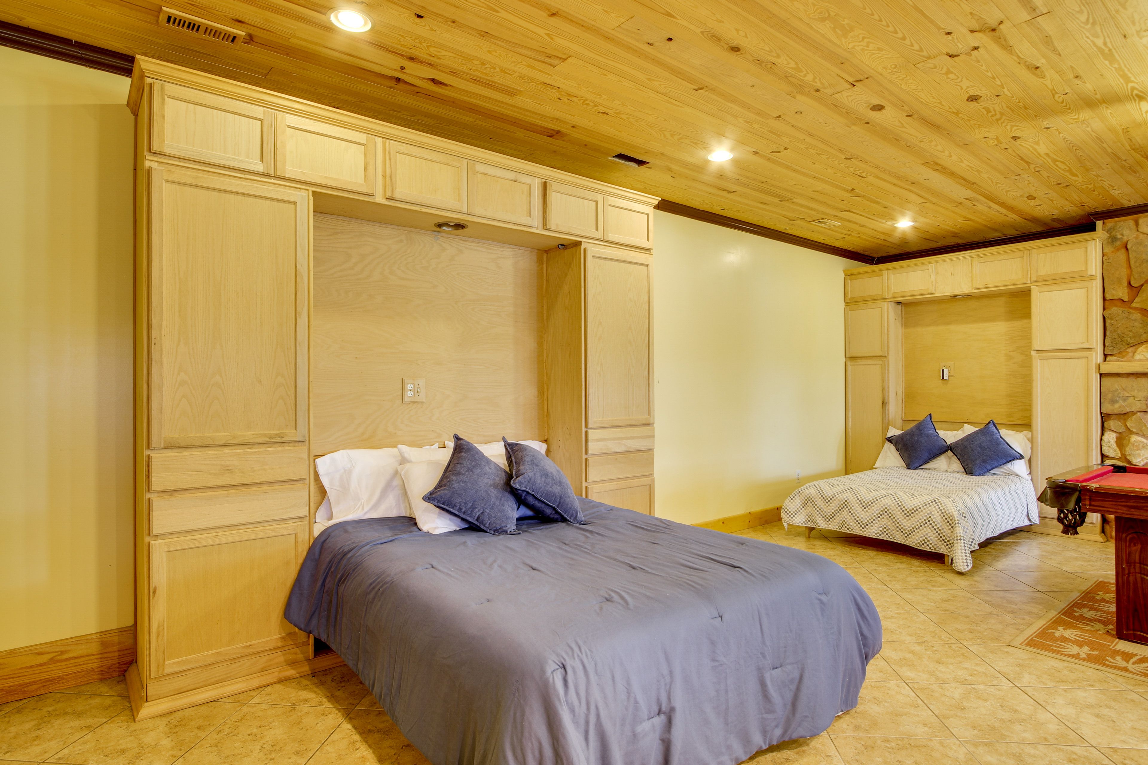 Den | 2 Full Beds | Group Seating | Fireplace | Basement