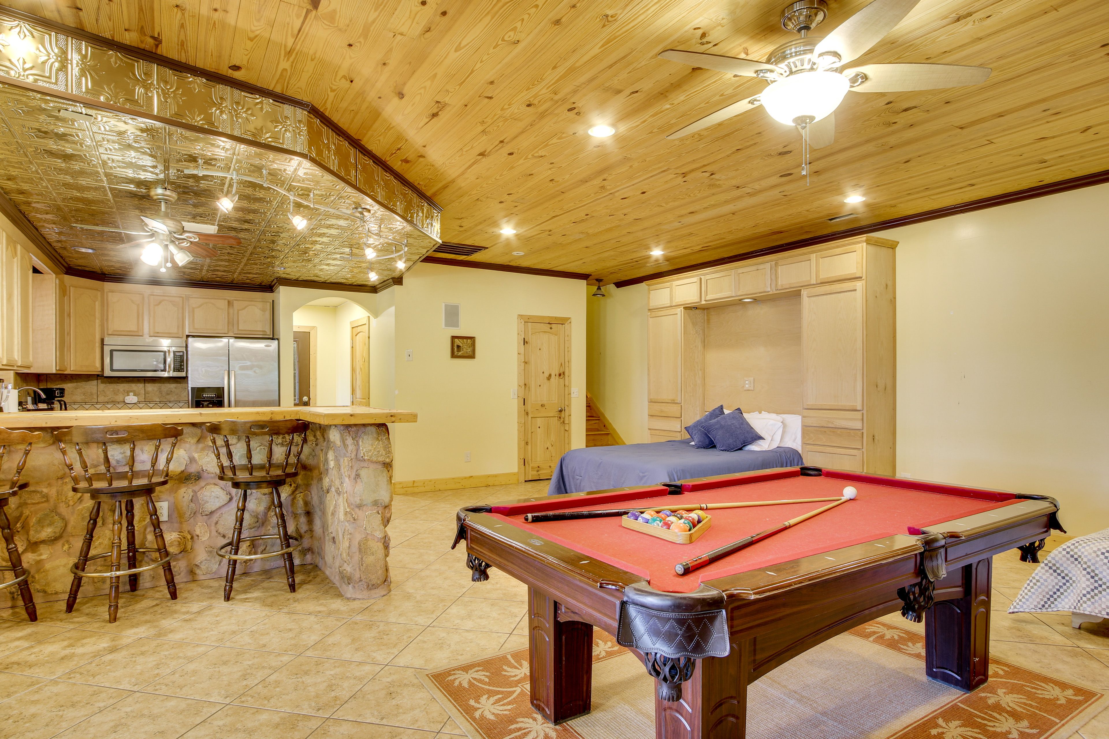 Den | Full Kitchen | Pool Table | TV