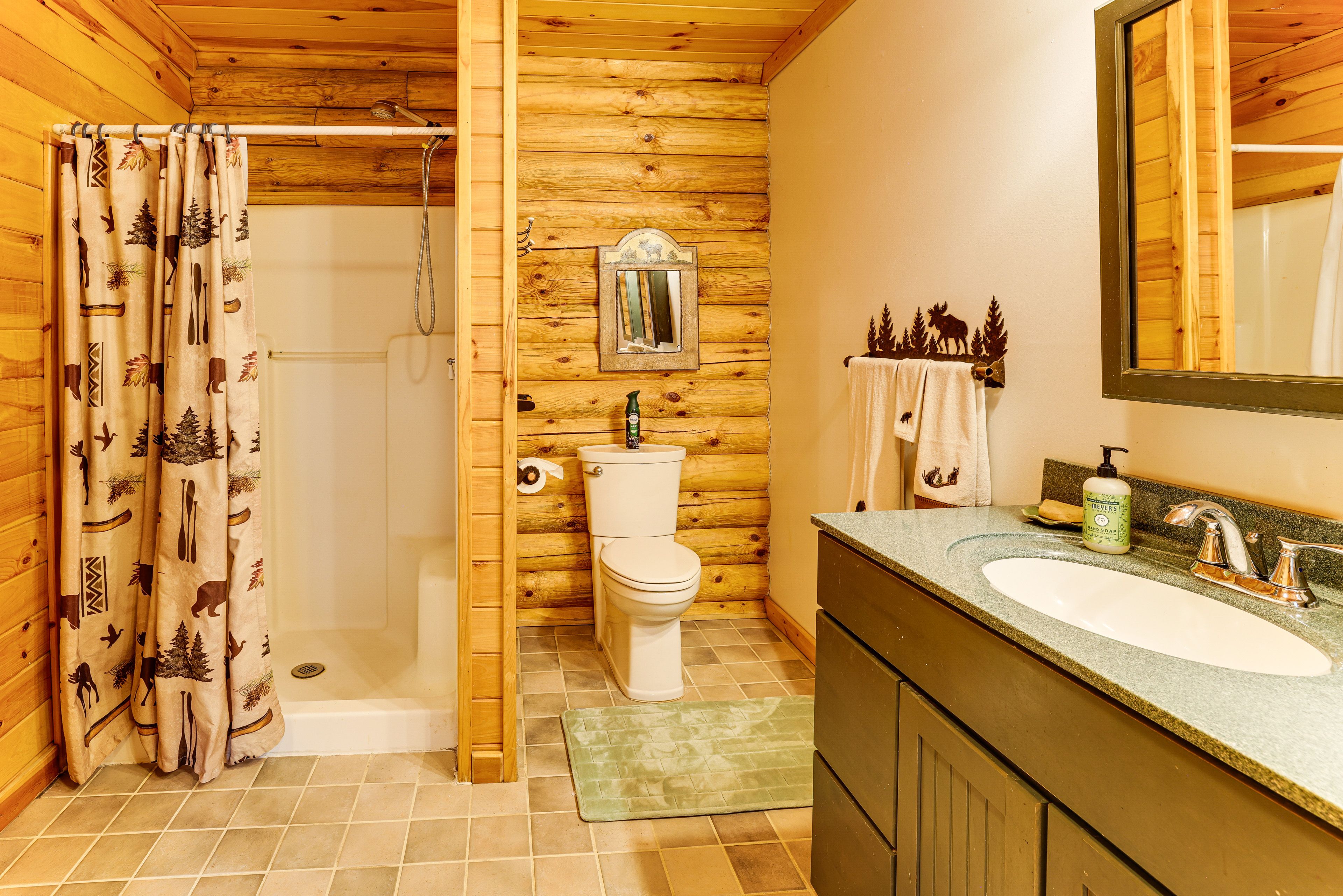 En-Suite Bathroom | Main Level | Towels Provided
