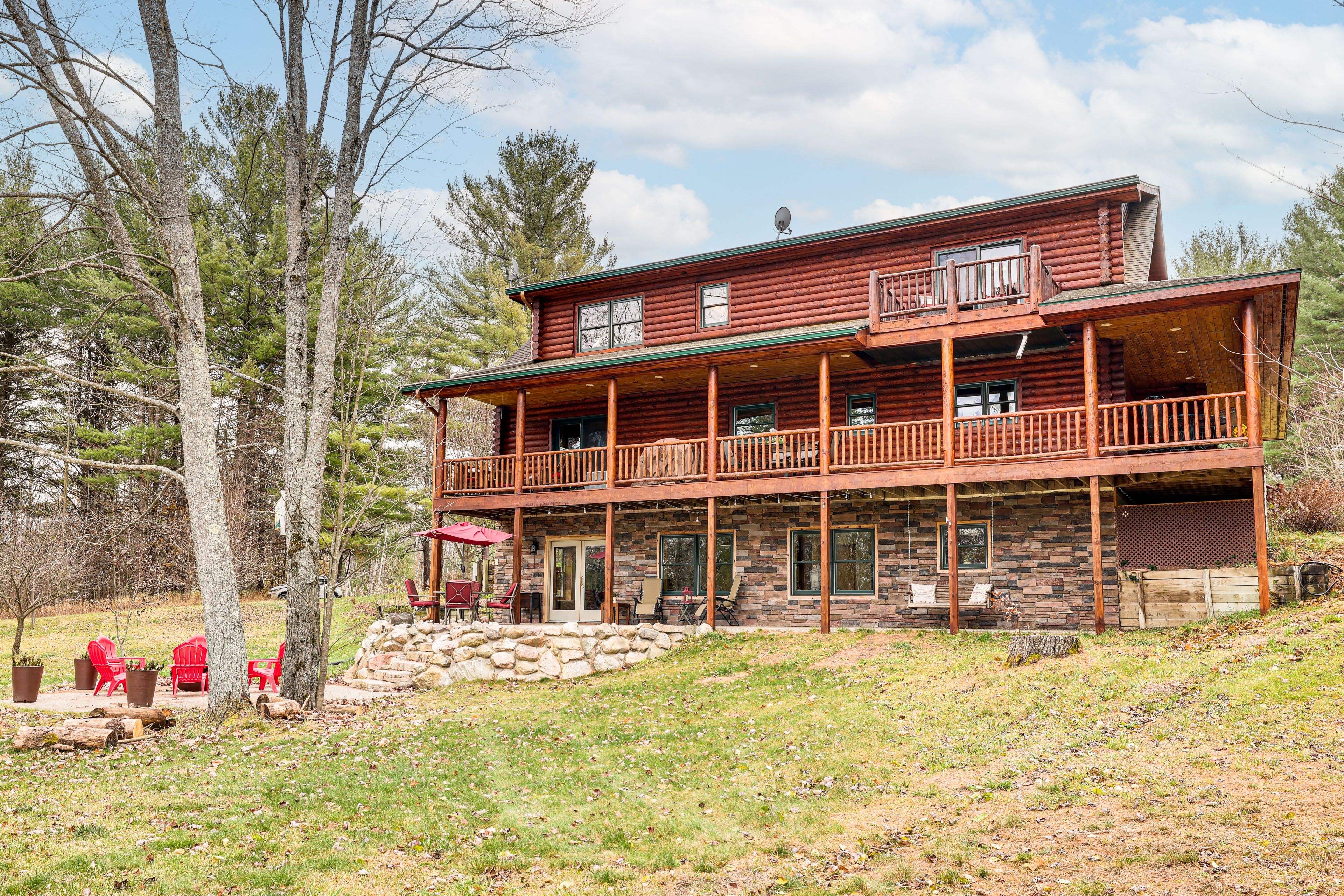 Backyard | Fire Pit | Seating & Dining Areas