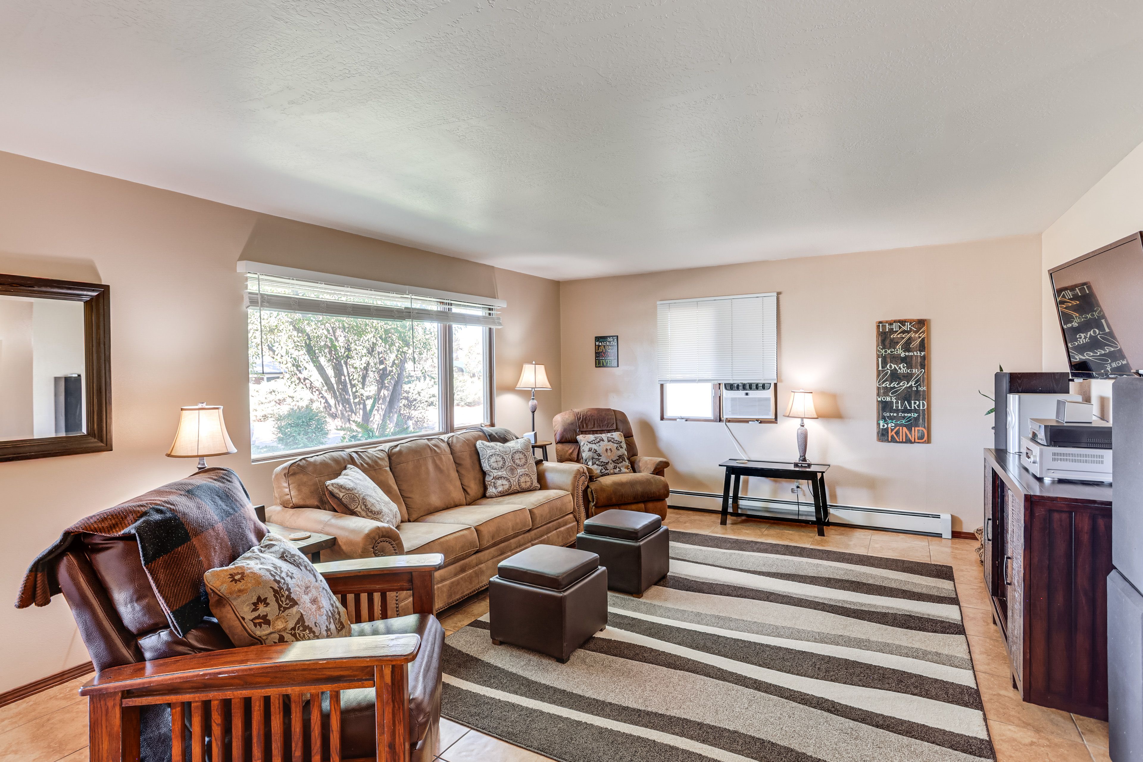 Living Room | Free WiFi | Central Heating & Air Conditioning