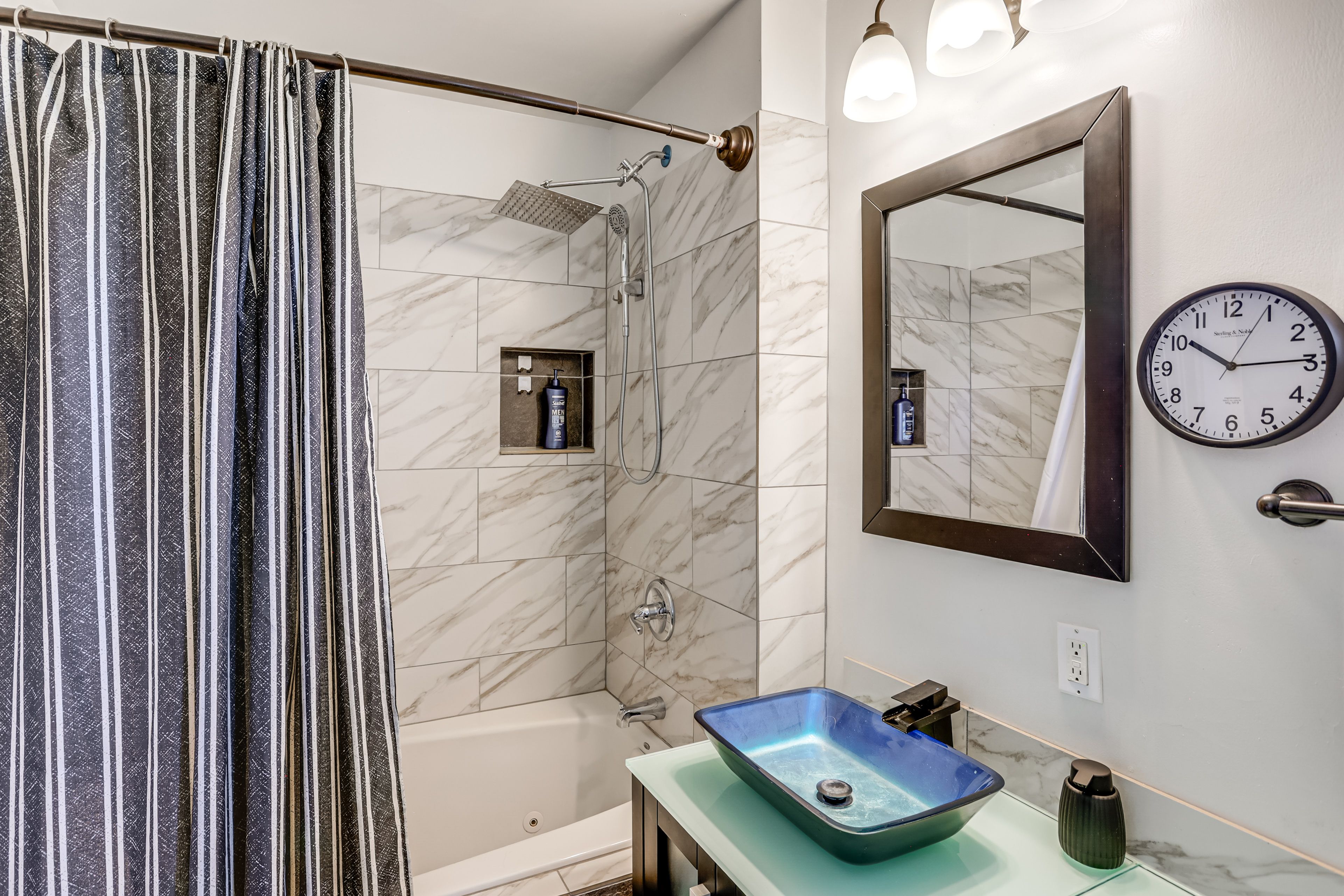 Full Bathroom | Complimentary Toiletries | Towels Provided