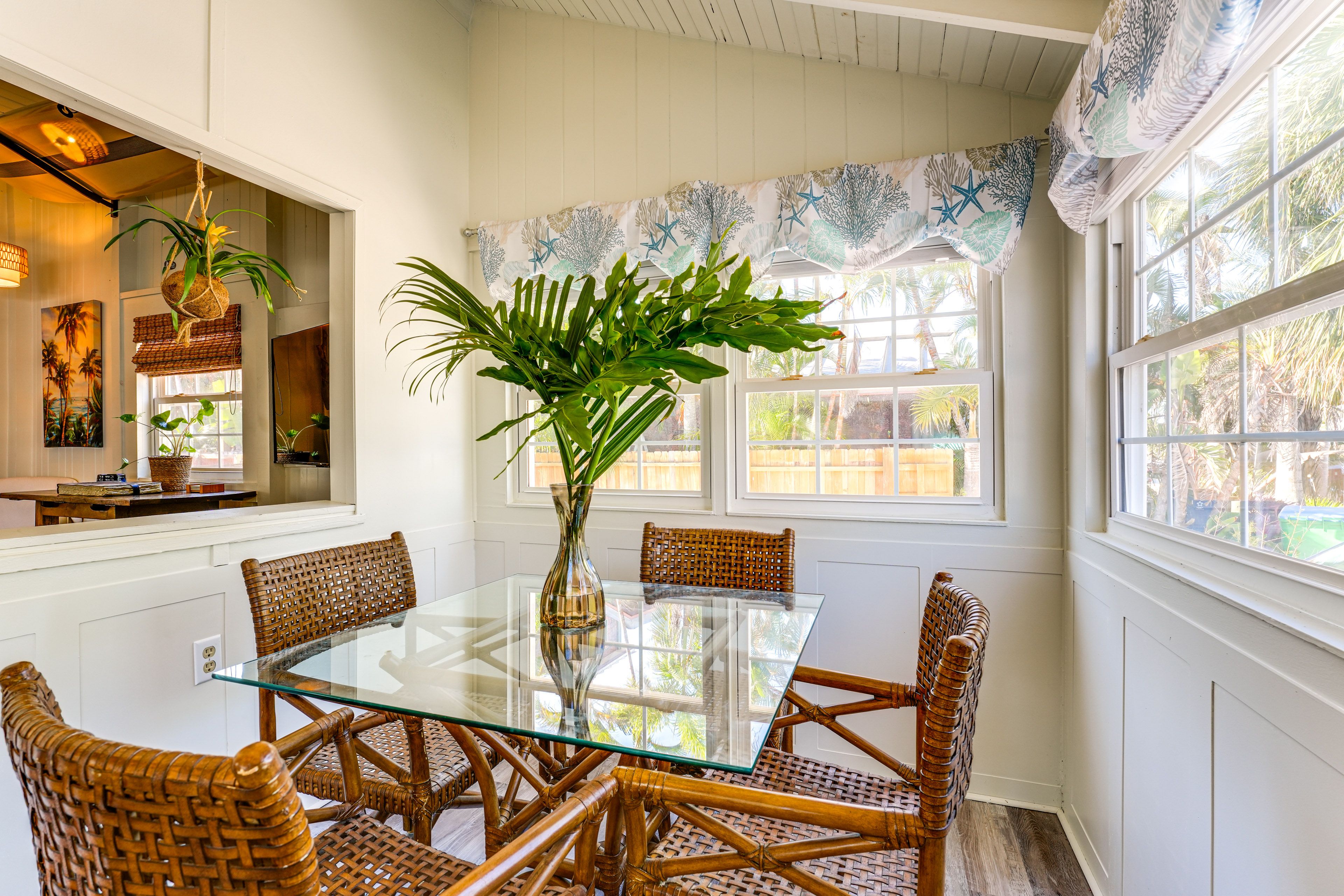 Dining Table | Dishware/Flatware