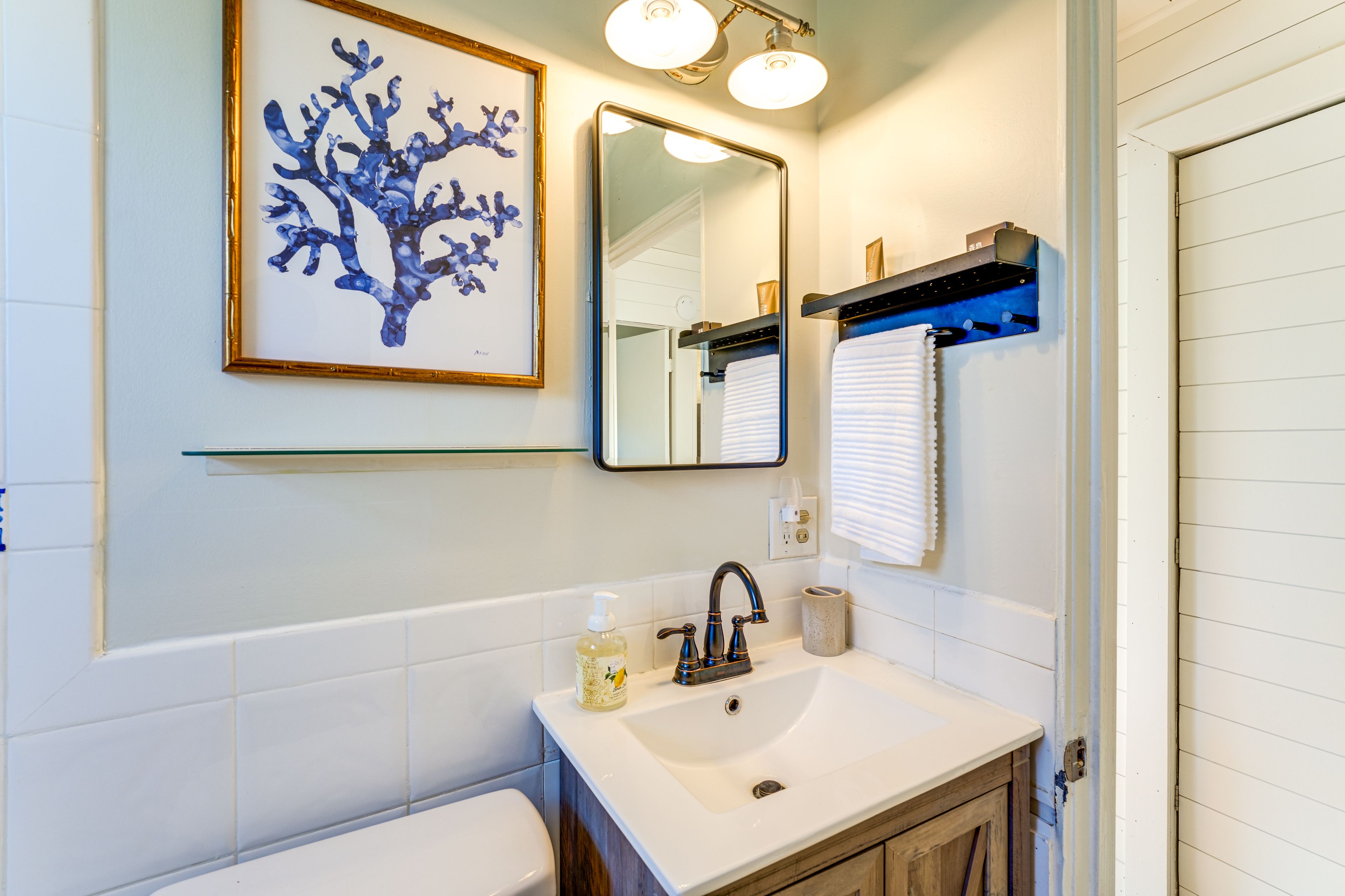 Full Bathroom | Towels Provided