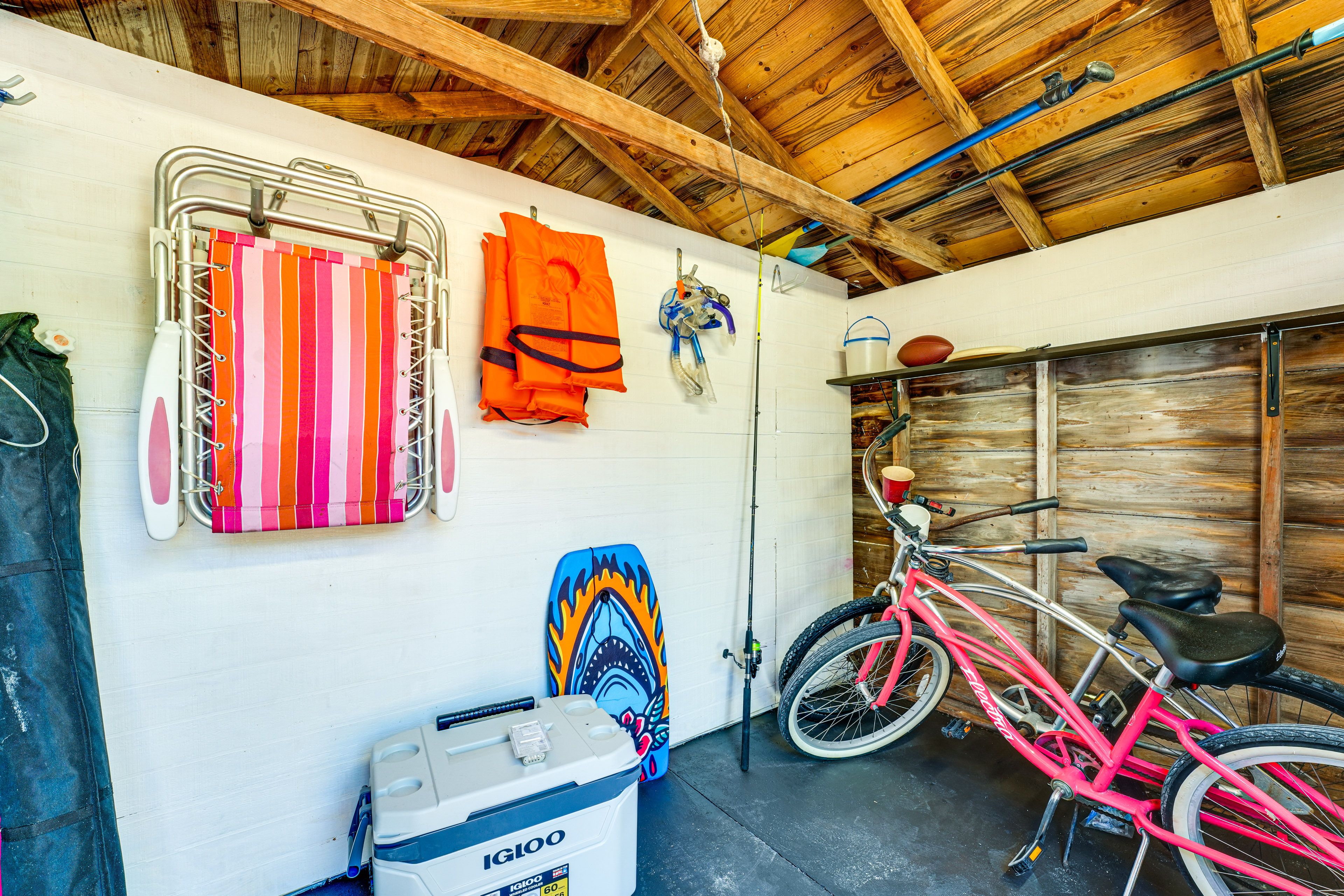 House Exterior | Shed | 2 Bicycles | Life Vests | Beach Chairs & Cooler