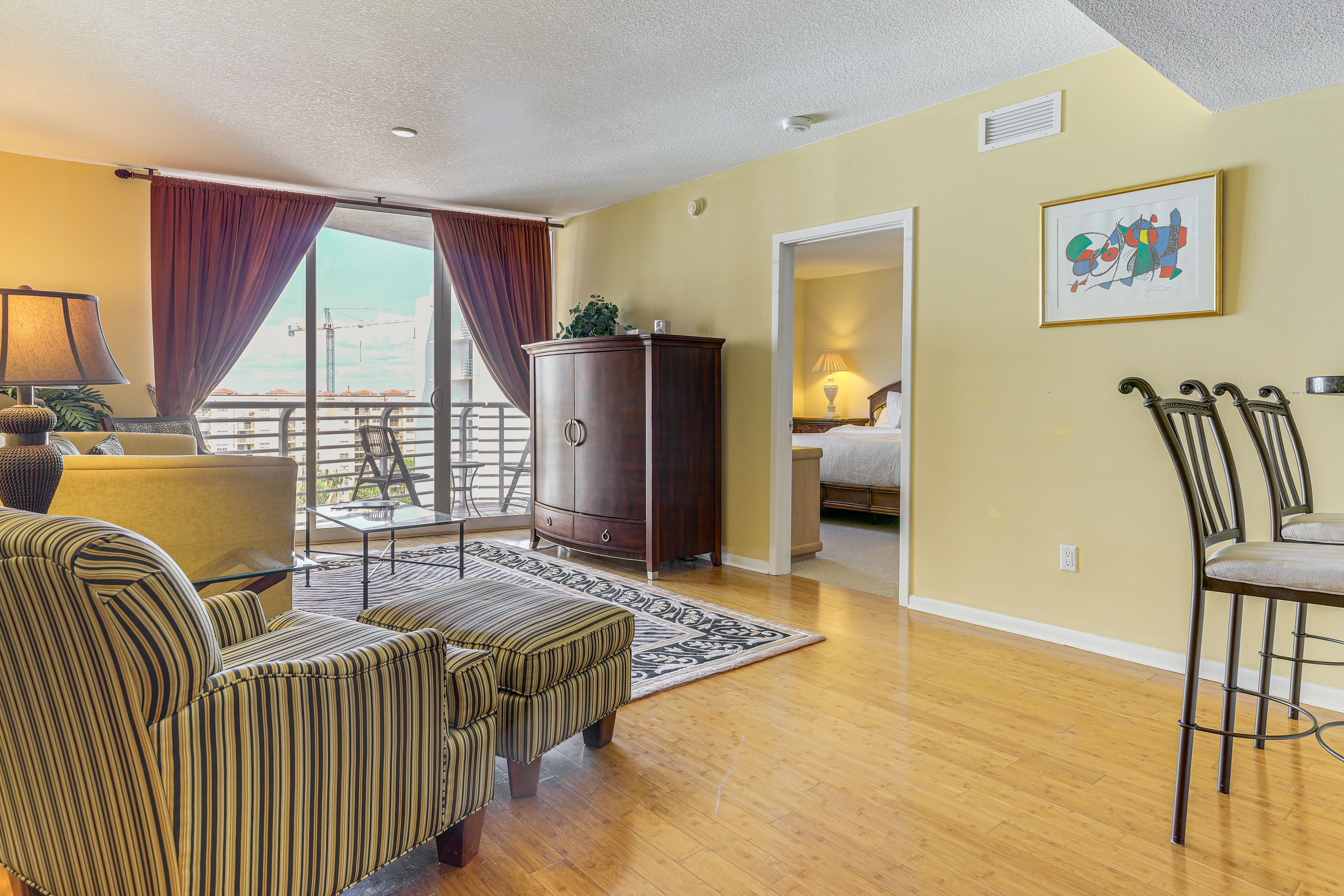 Living Room | Central A/C & Heating | Free WiFi