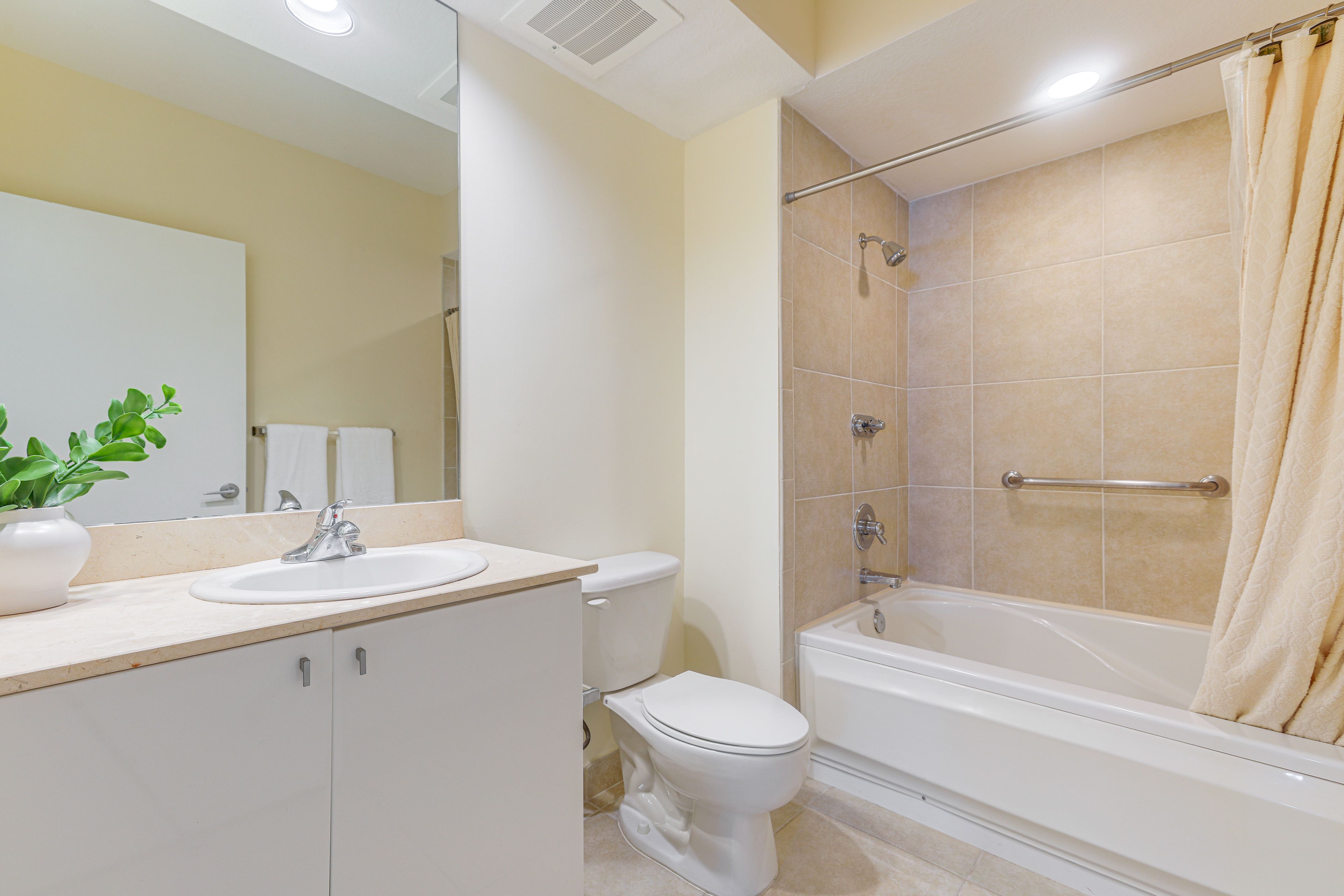 En-Suite Bathroom | Towels Provided