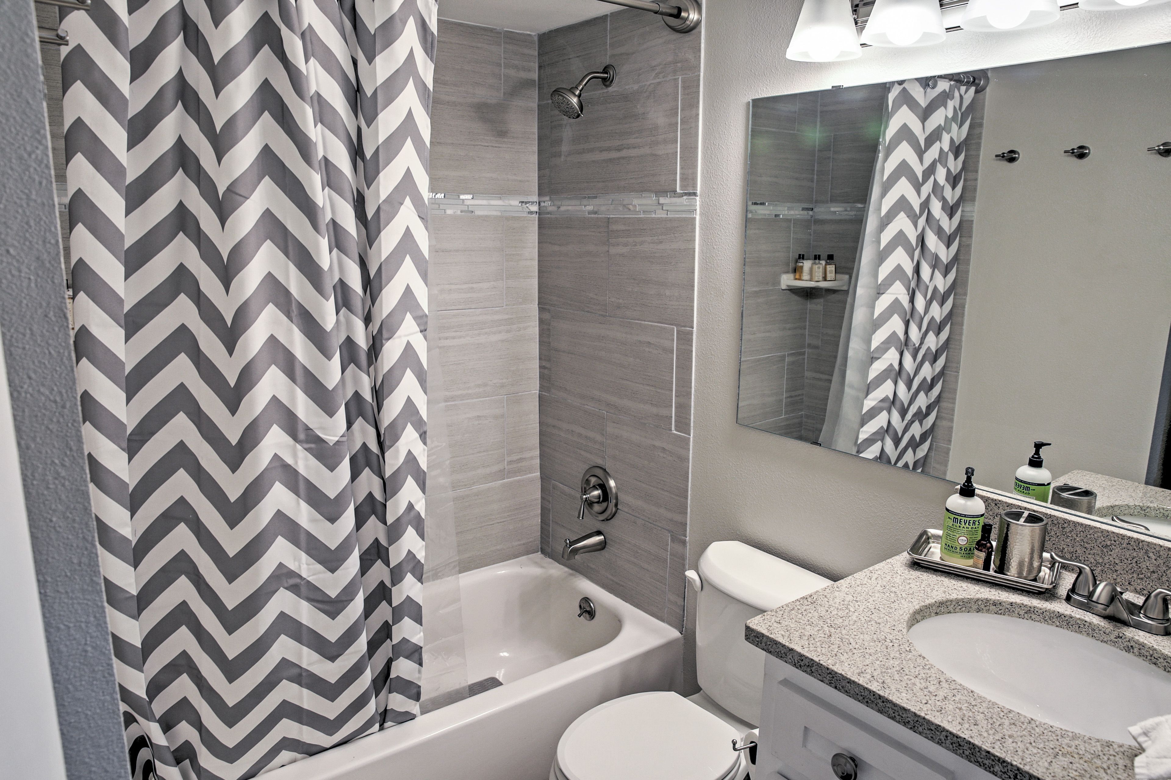 Full Bathroom | Towels Provided