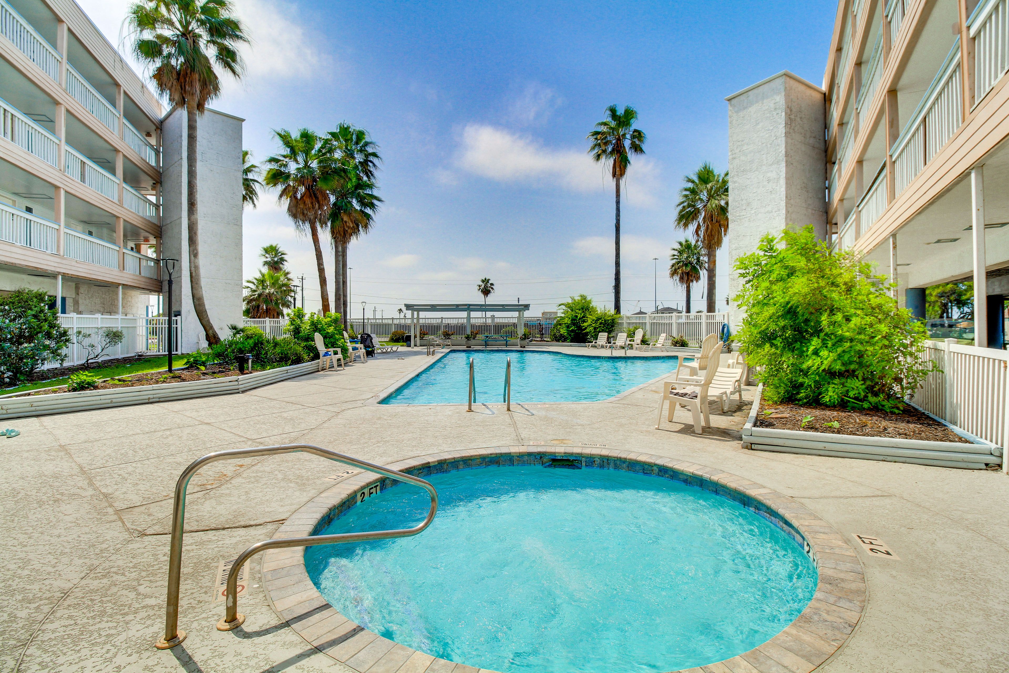 Villa Del Sol | Community Pool