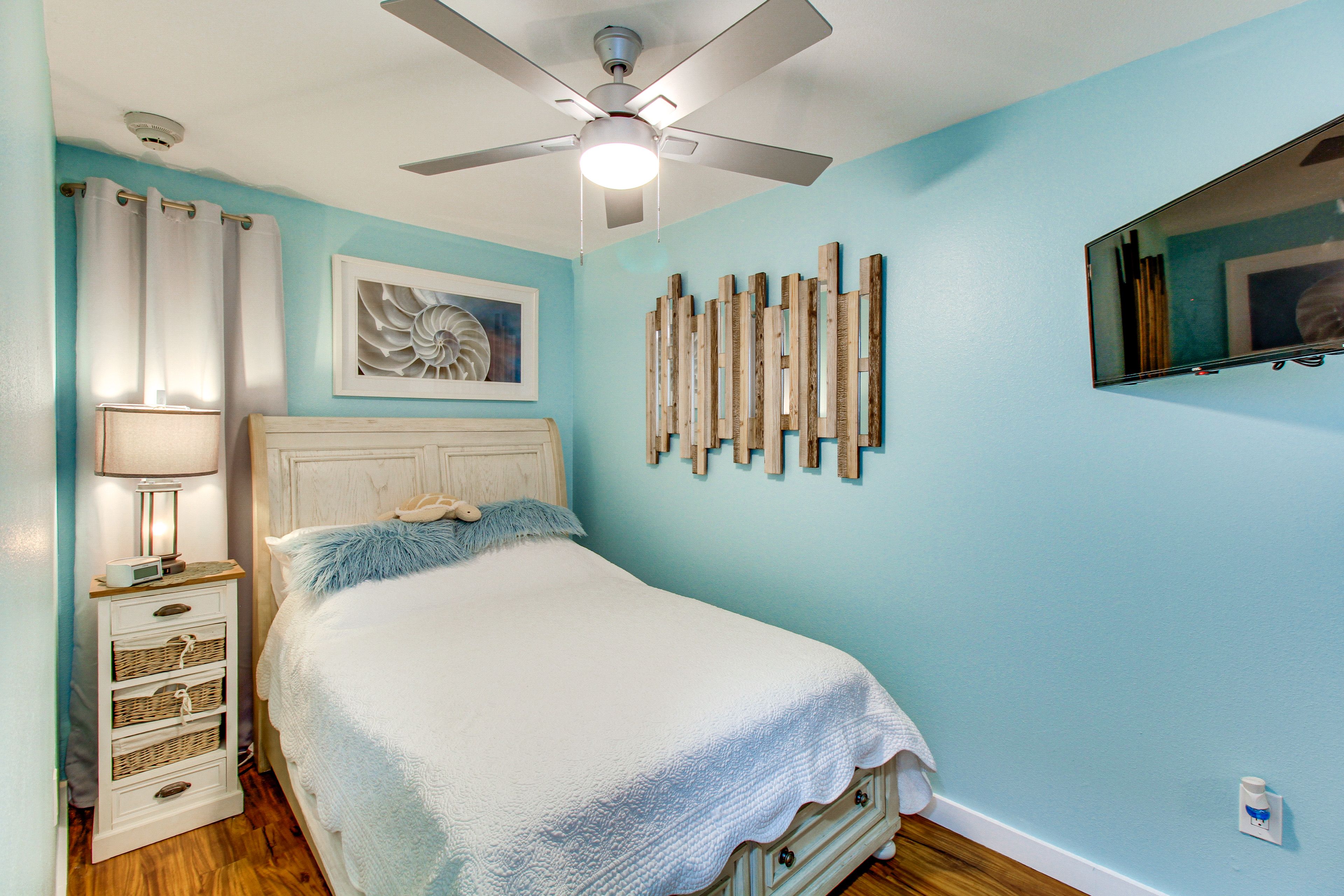 Bedroom | Queen Bed | Linens Provided