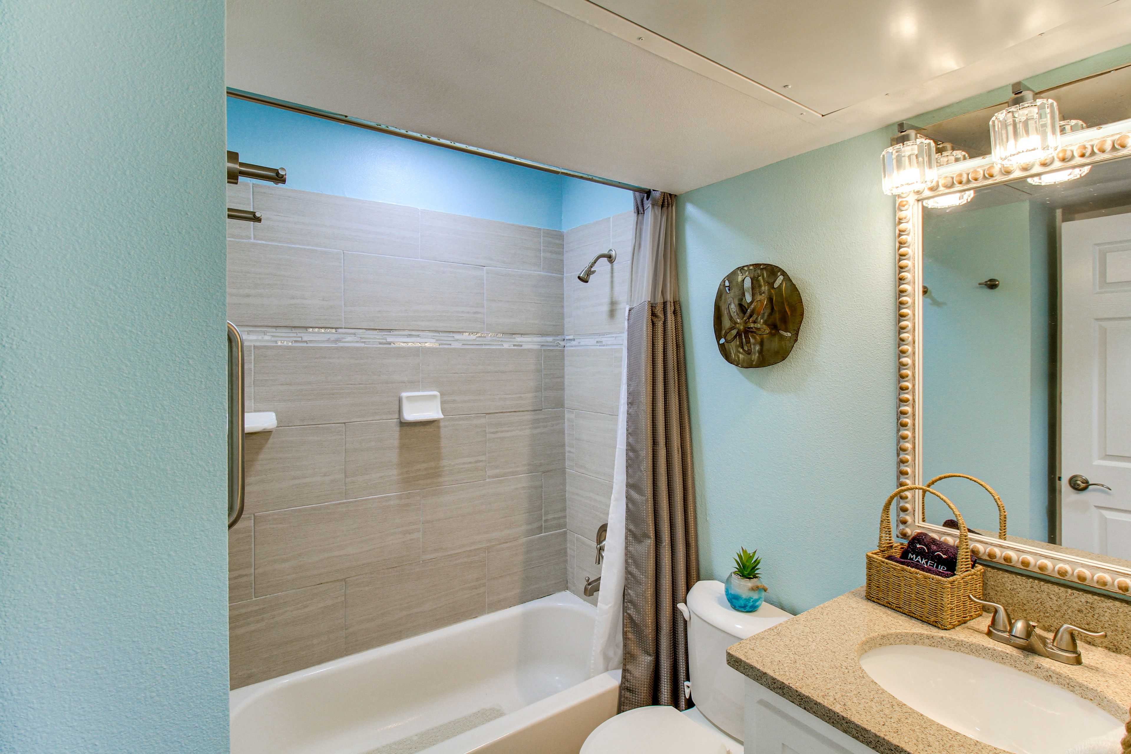 Full Bathroom | Towels Provided