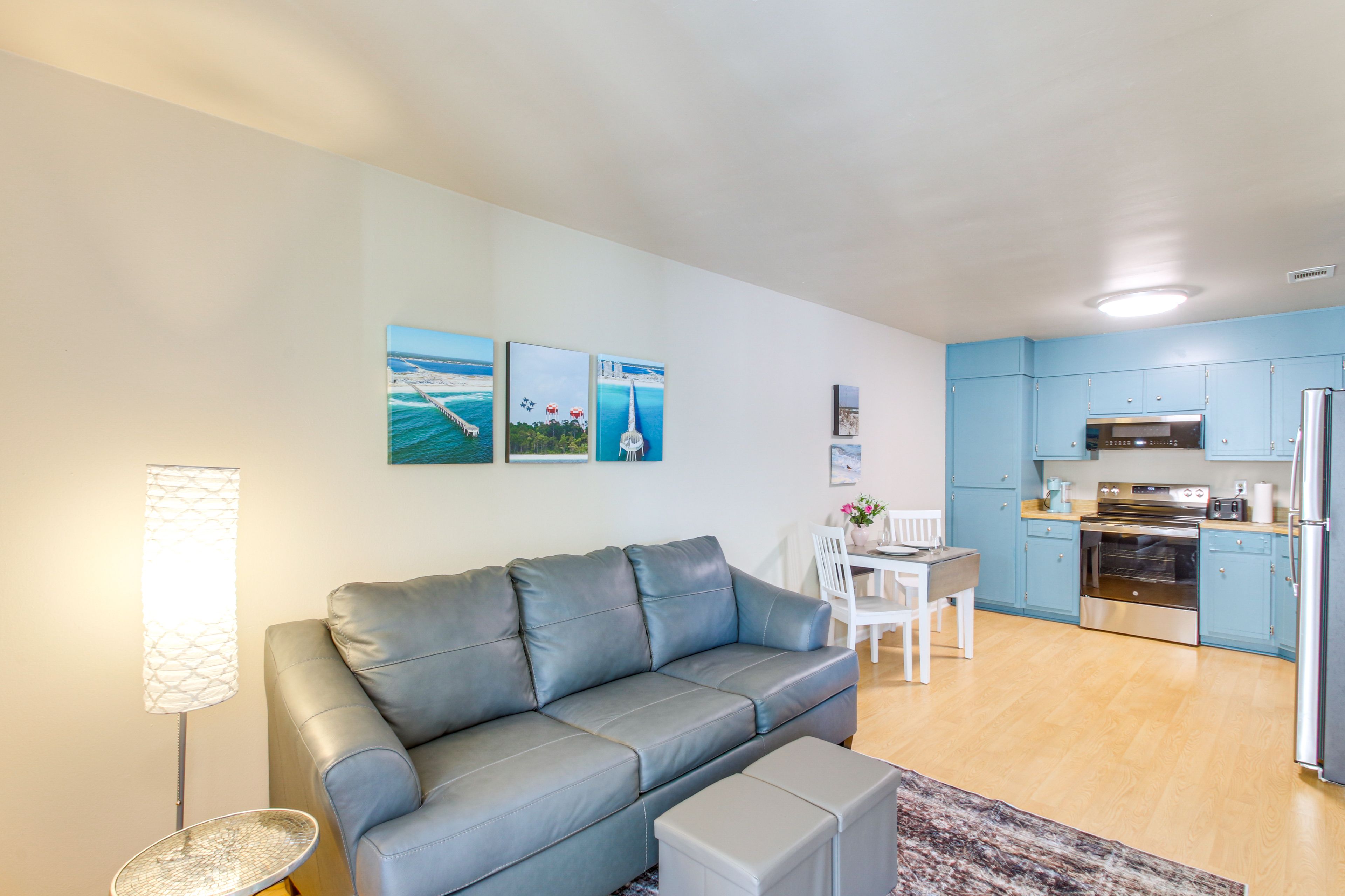 Living Room | Queen Sleeper Sofa | Smart TV | Free WiFi