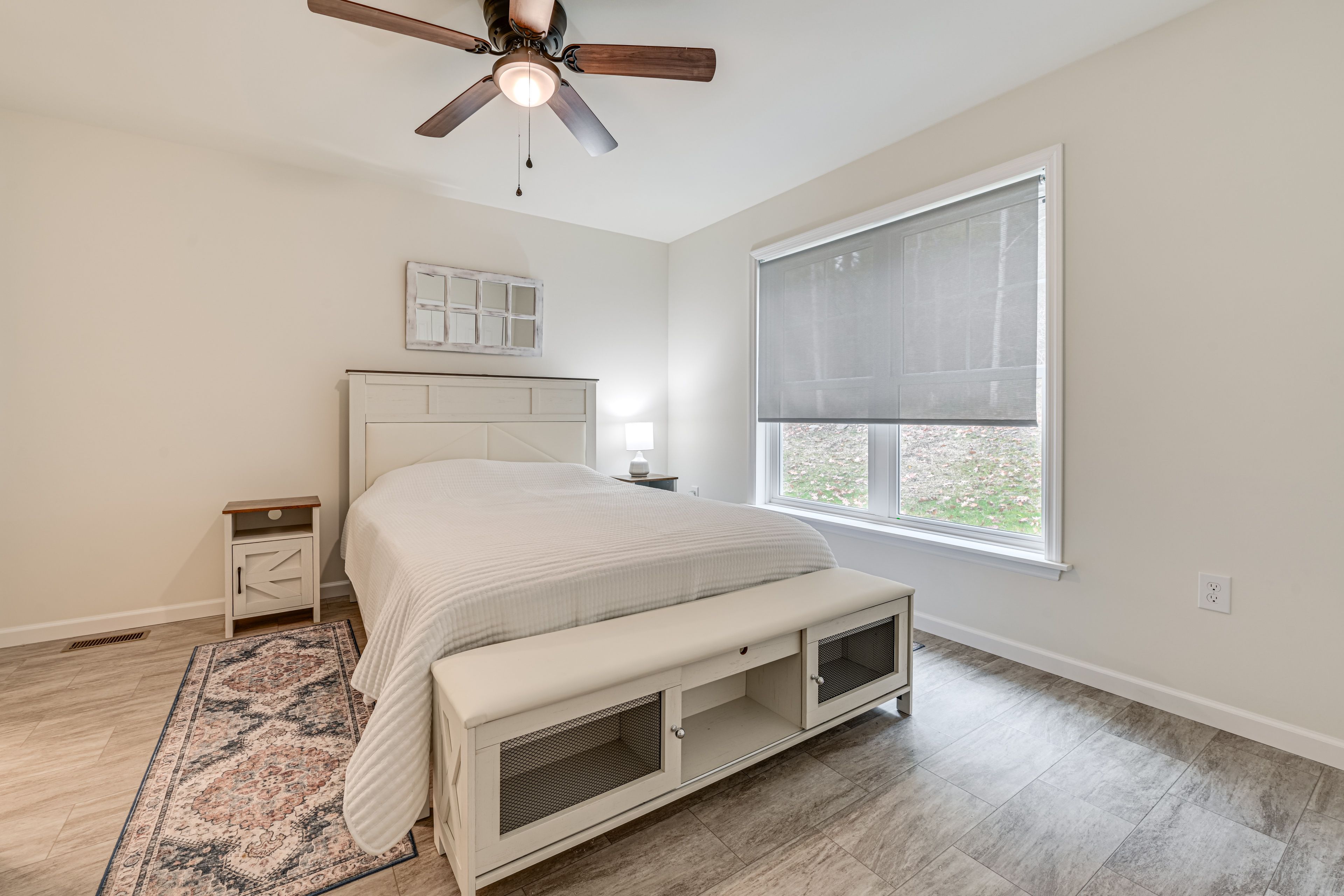 Bedroom 1 | Queen Bed