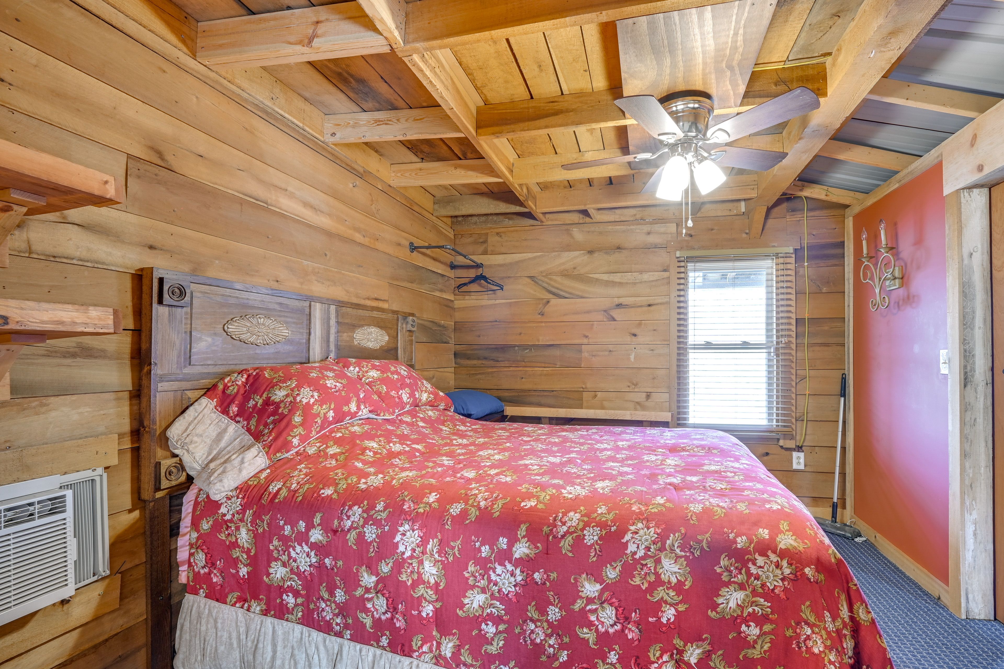 Bedroom | Queen Bed | Smart TV