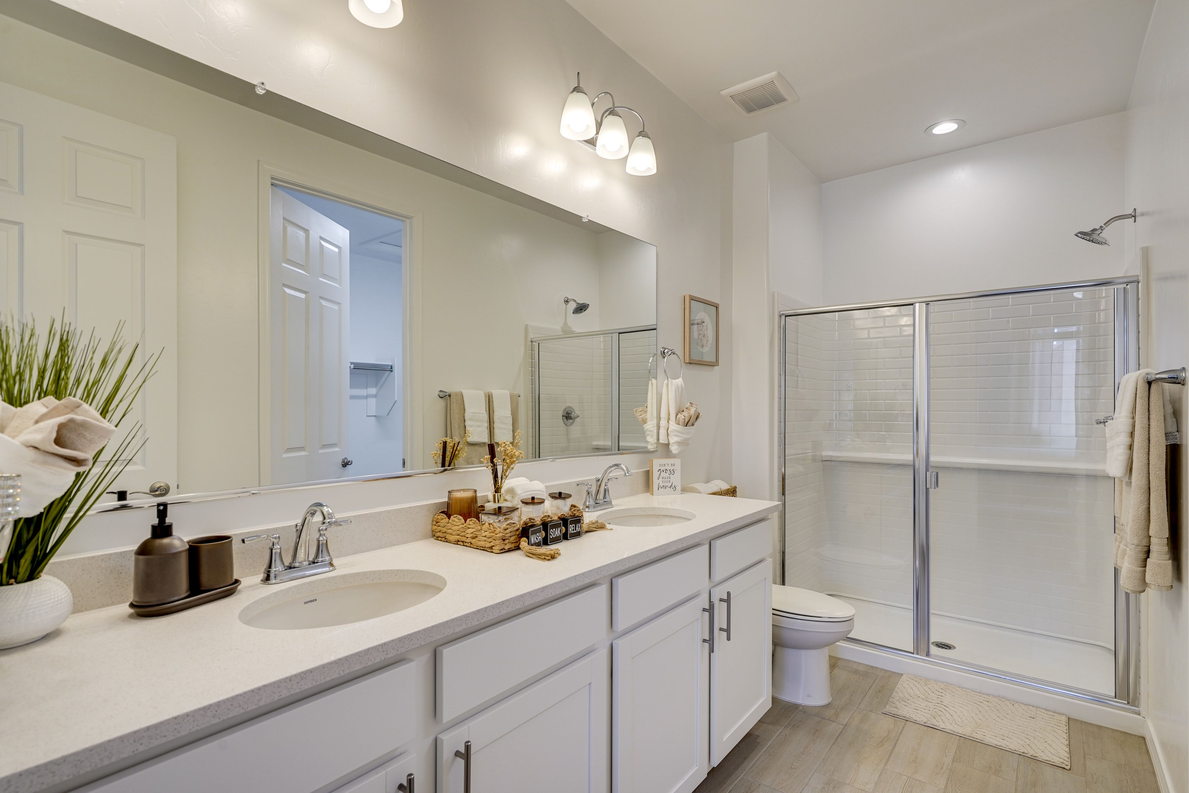En-Suite Bathroom | Towels Provided | Walk-In Closet
