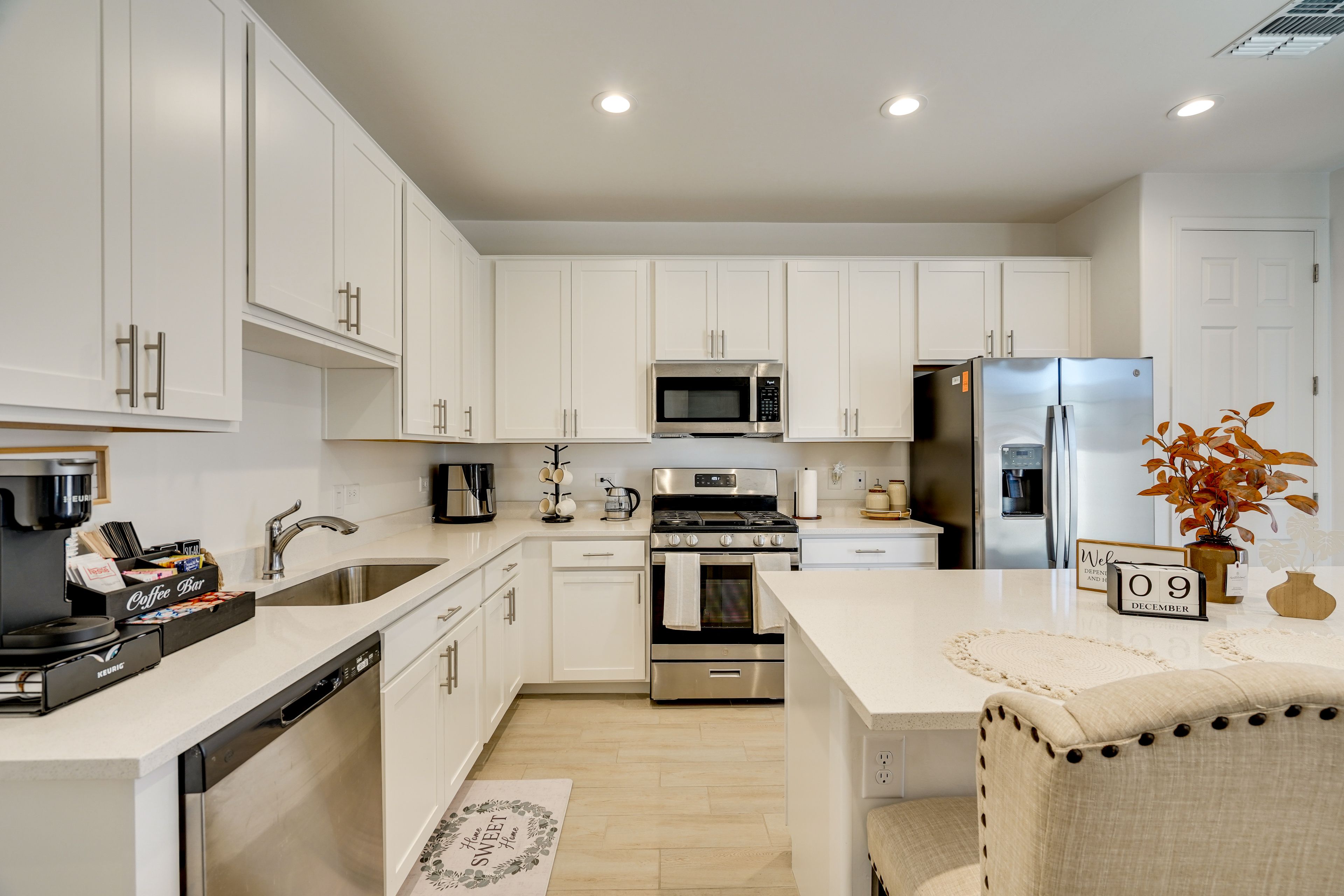 Kitchen | Breakfast Bar | Dishware/Flatware Provided