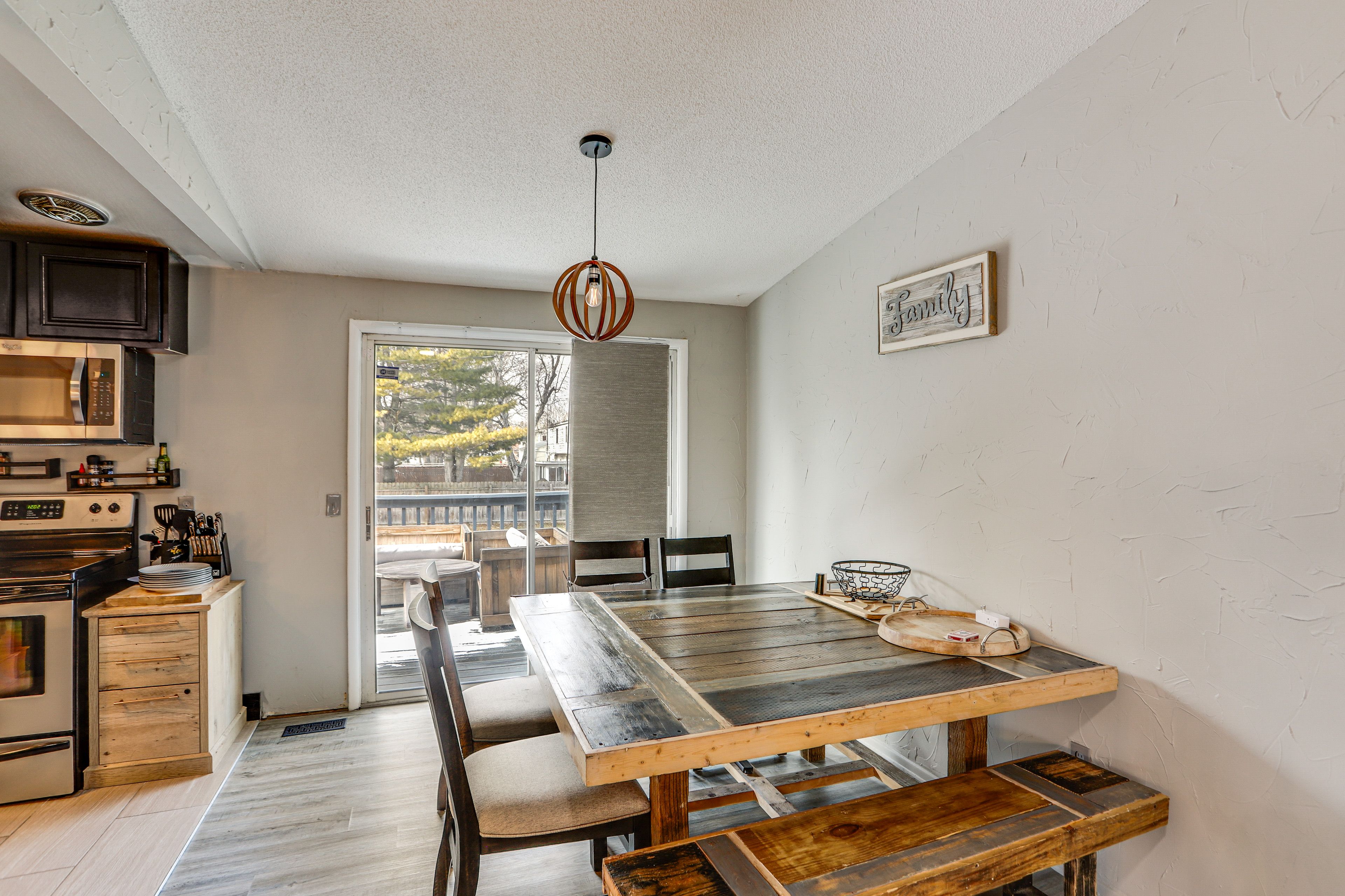 Dining Area | Dishware/Flatware | Main Level