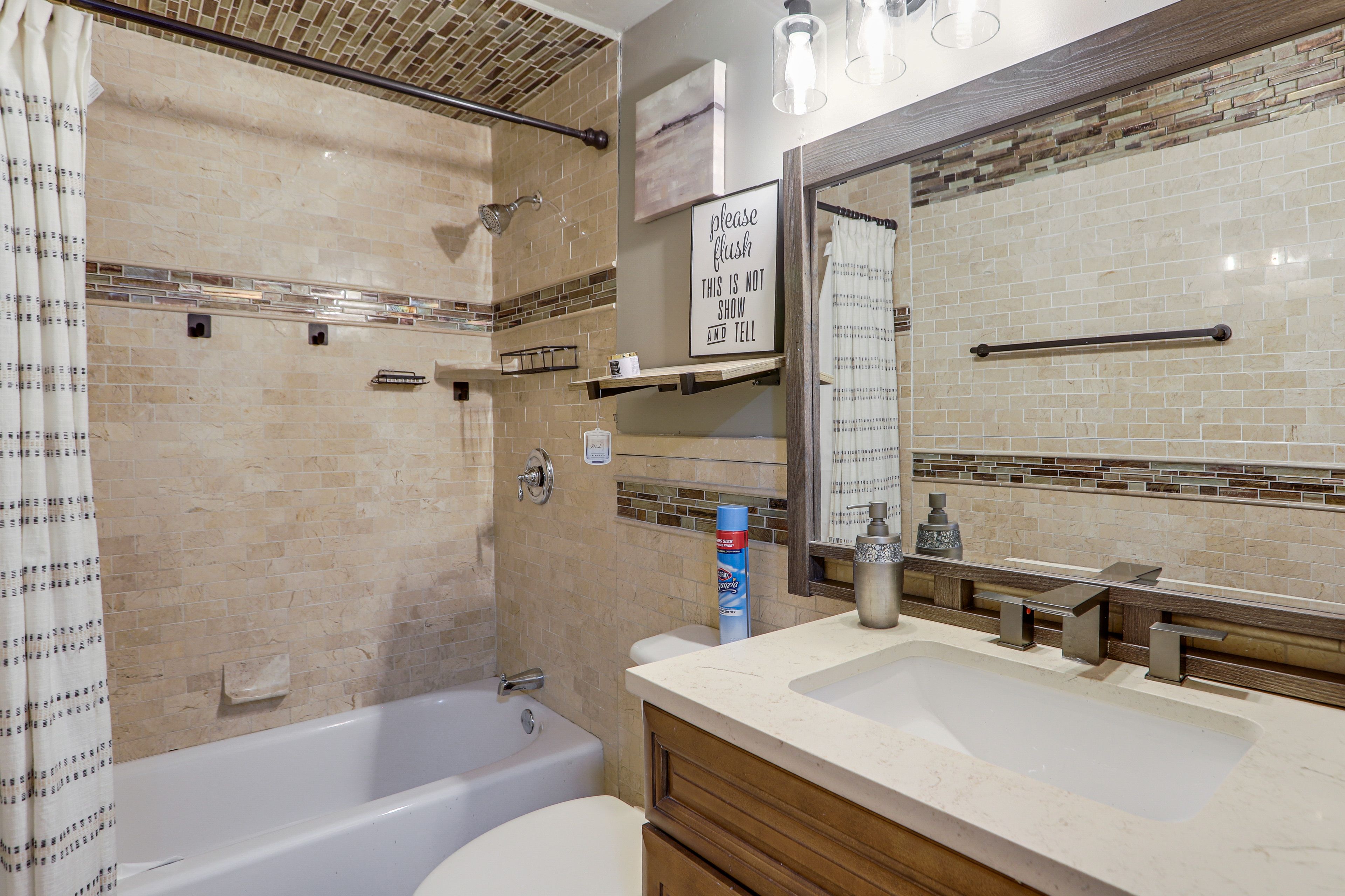 Full Bathroom | Towels Provided | Main Level