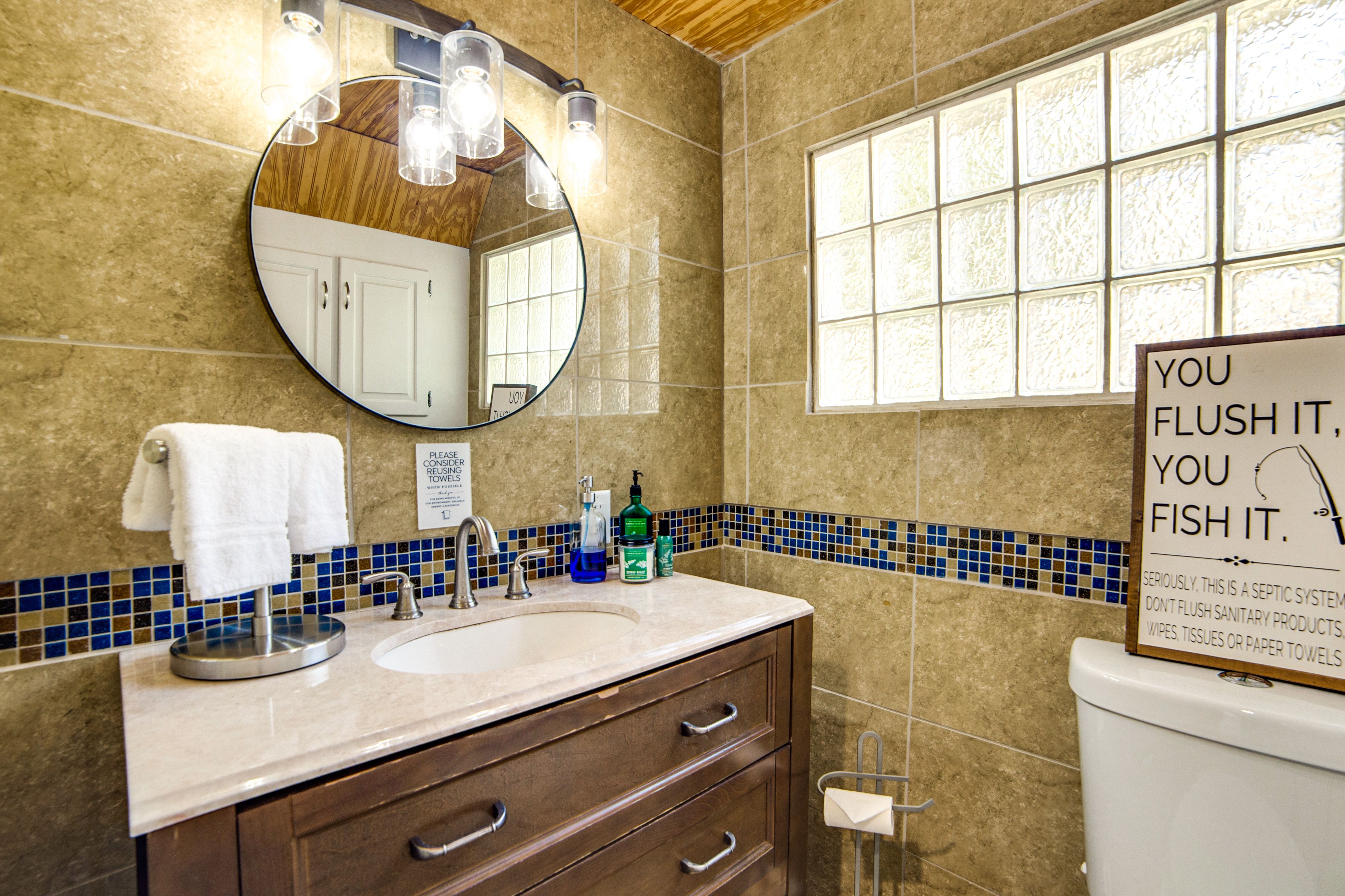 Full Bathroom | 1st Floor | Towels Provided | Complimentary Toiletries