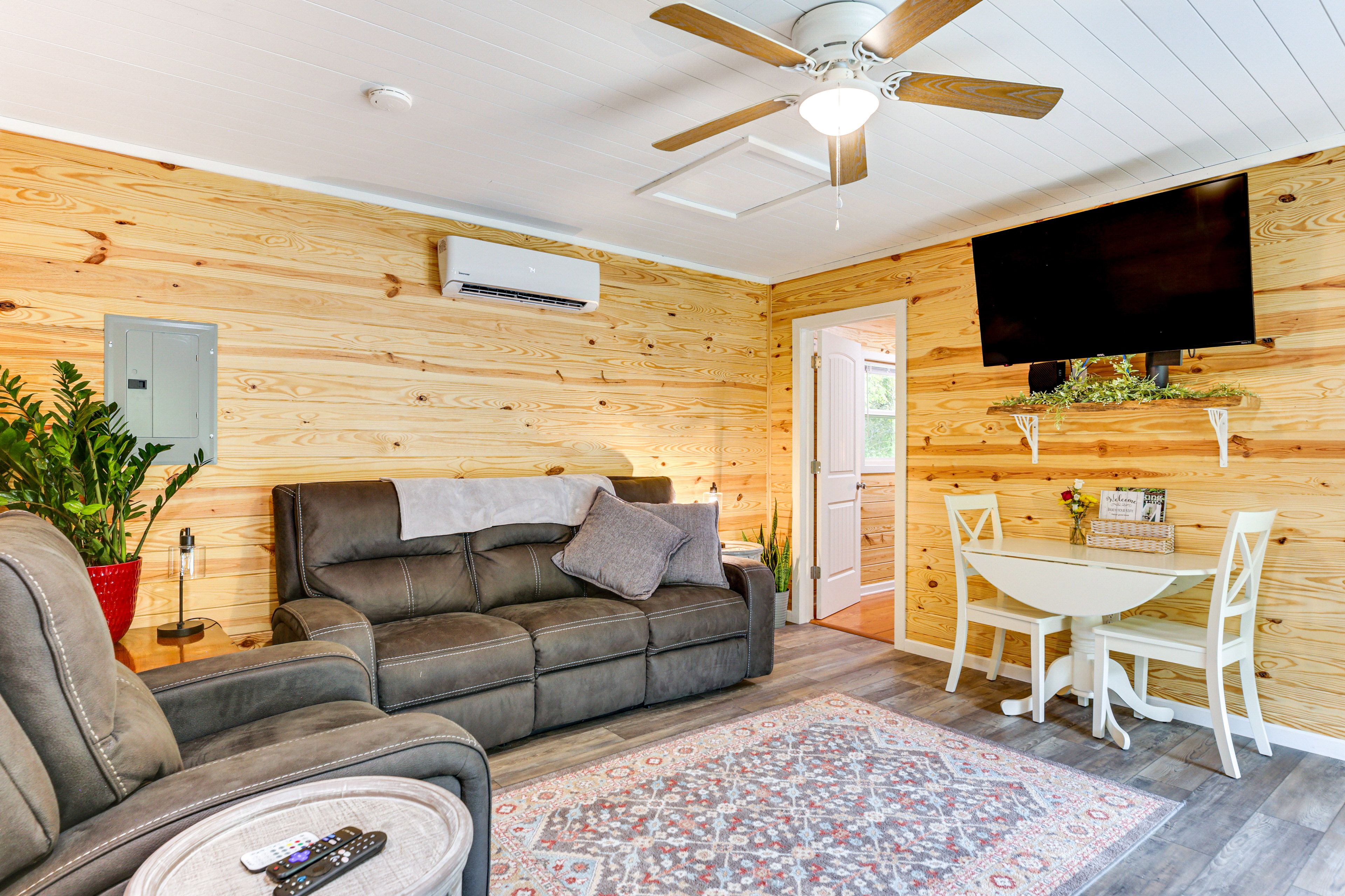 Living Room | Smart TV | Board Games | Free WiFi