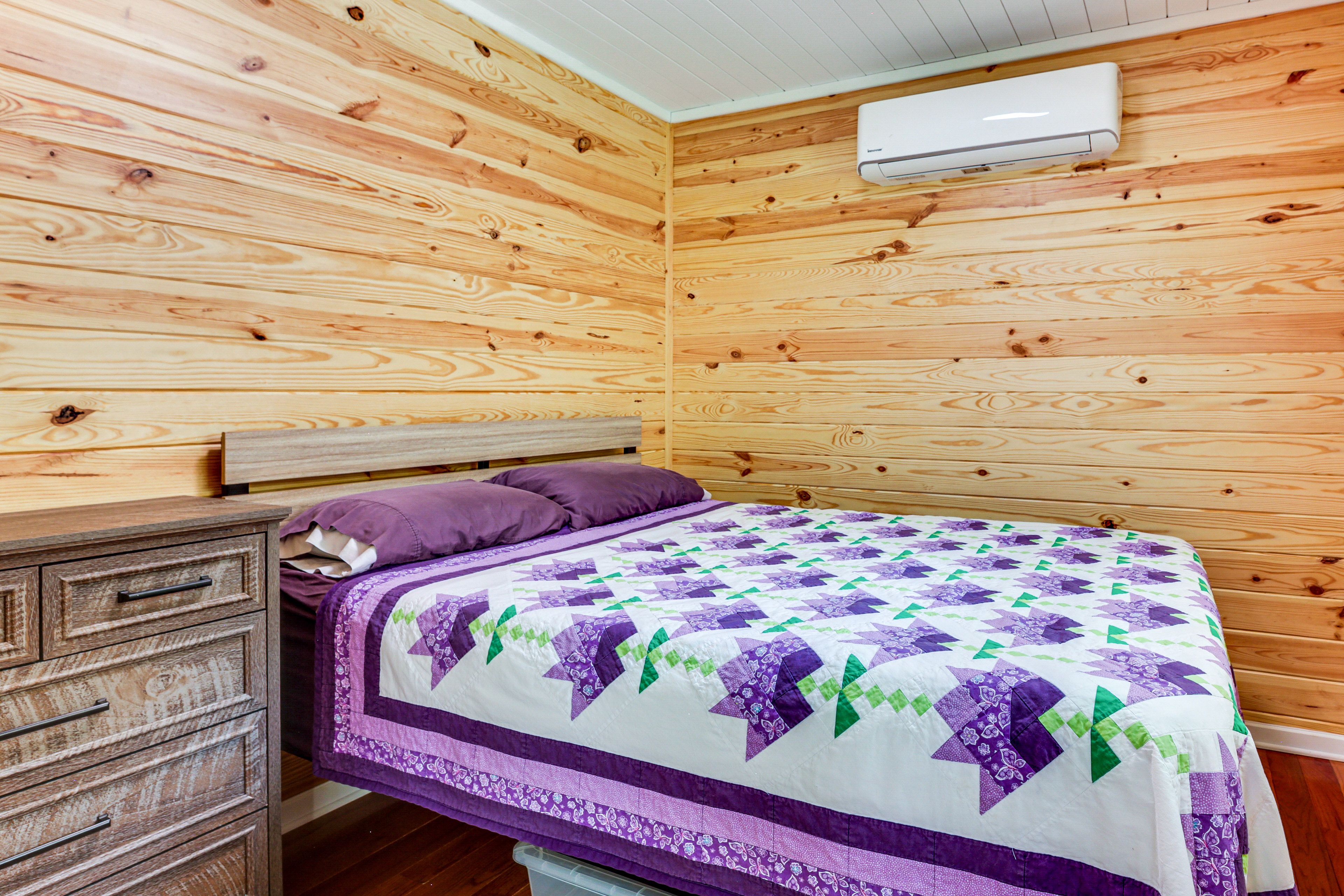 Bedroom 1 | Queen Bed