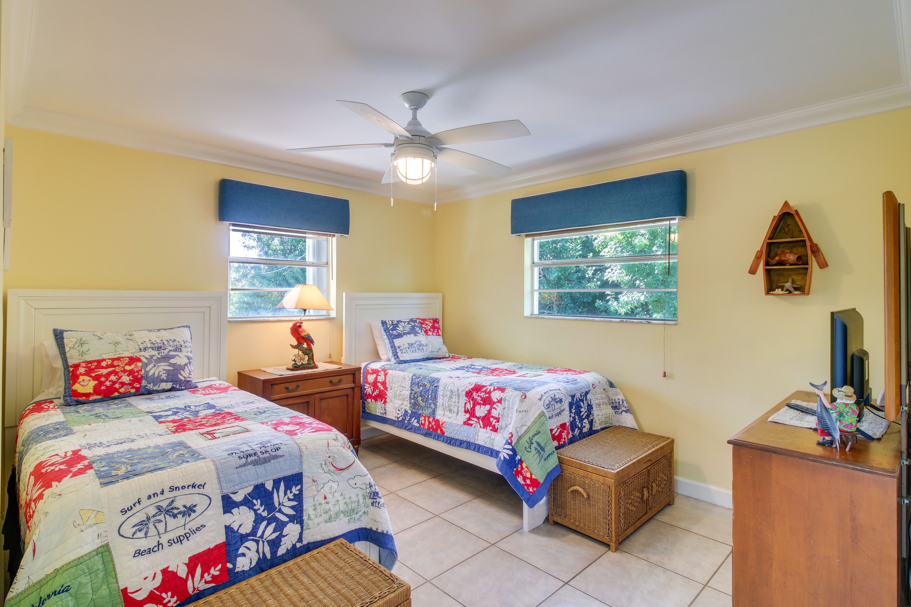 Bedroom 2 | 2 Twin Beds | Smart TV