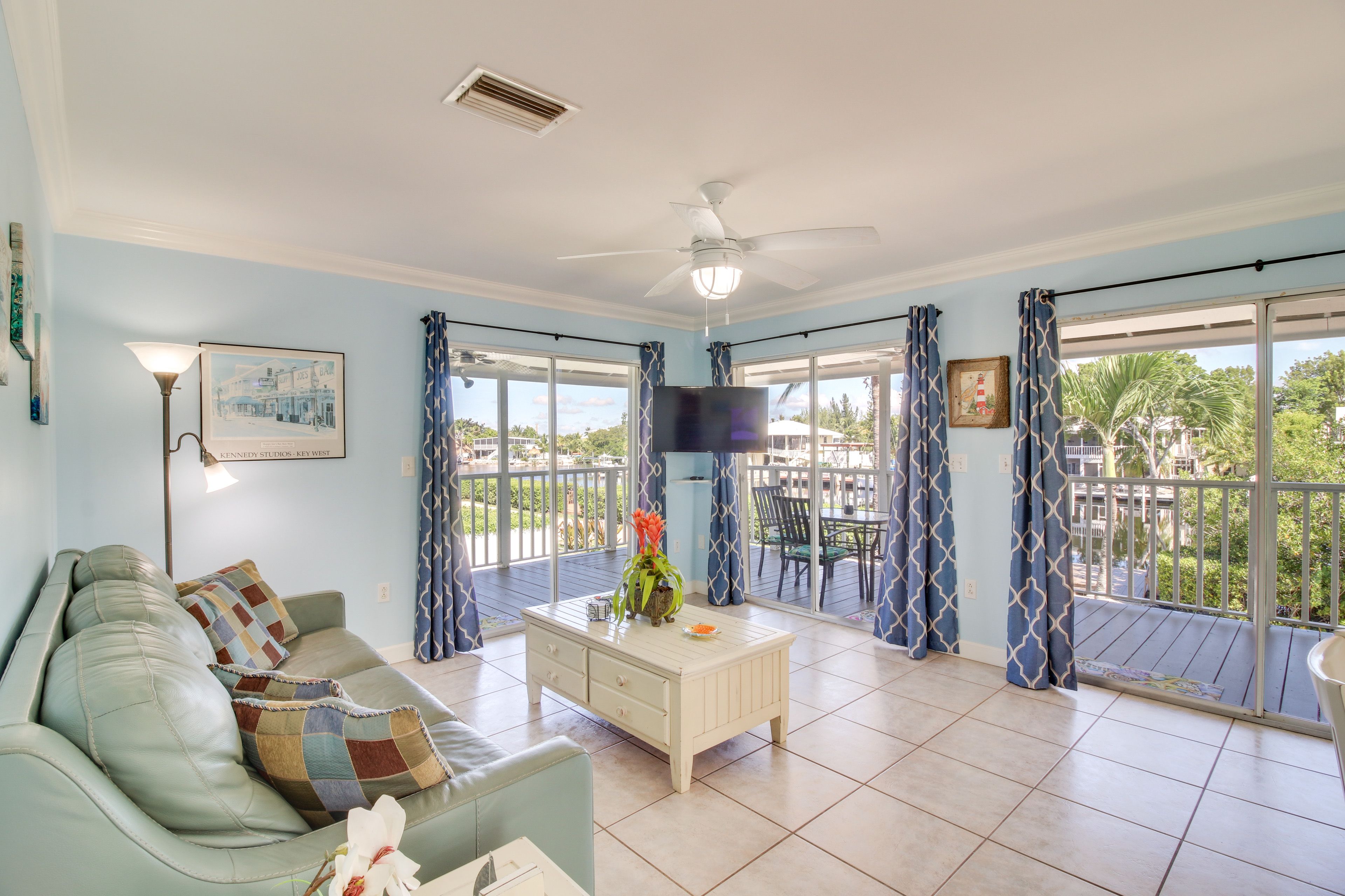 Living Room | Queen Sleeper Sofa | Smart TV | Free WiFi