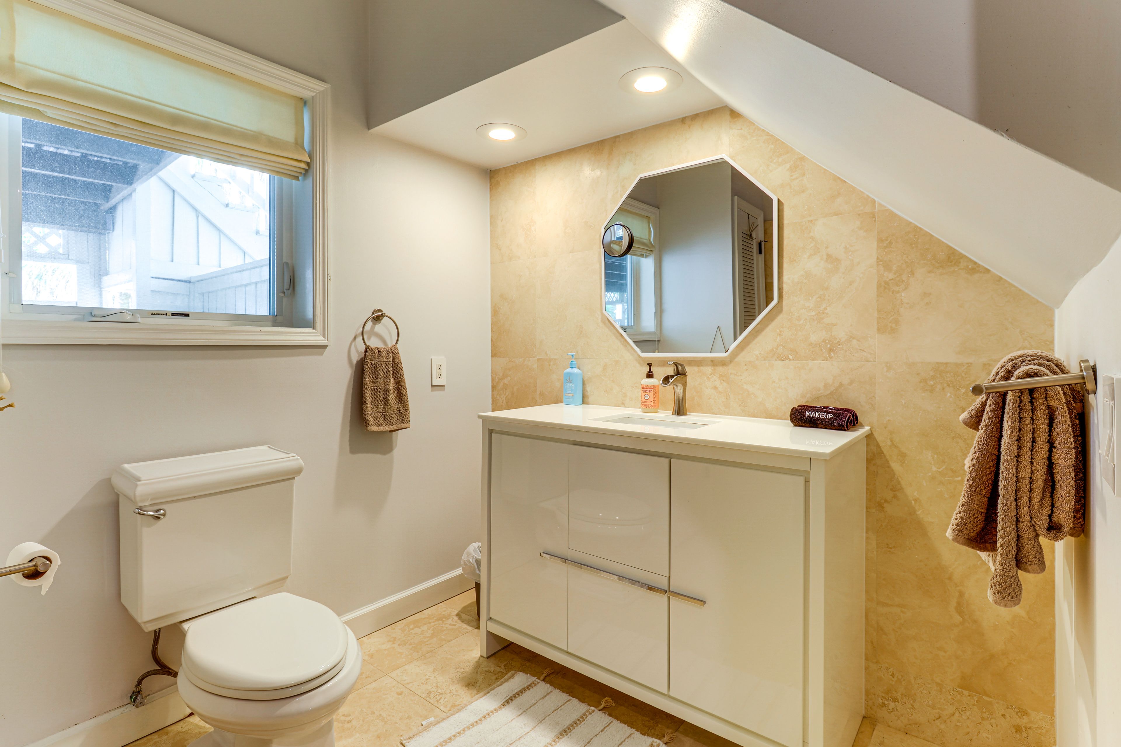 Full Bathroom | 1st Floor | Complimentary Toiletries | Towels Provided