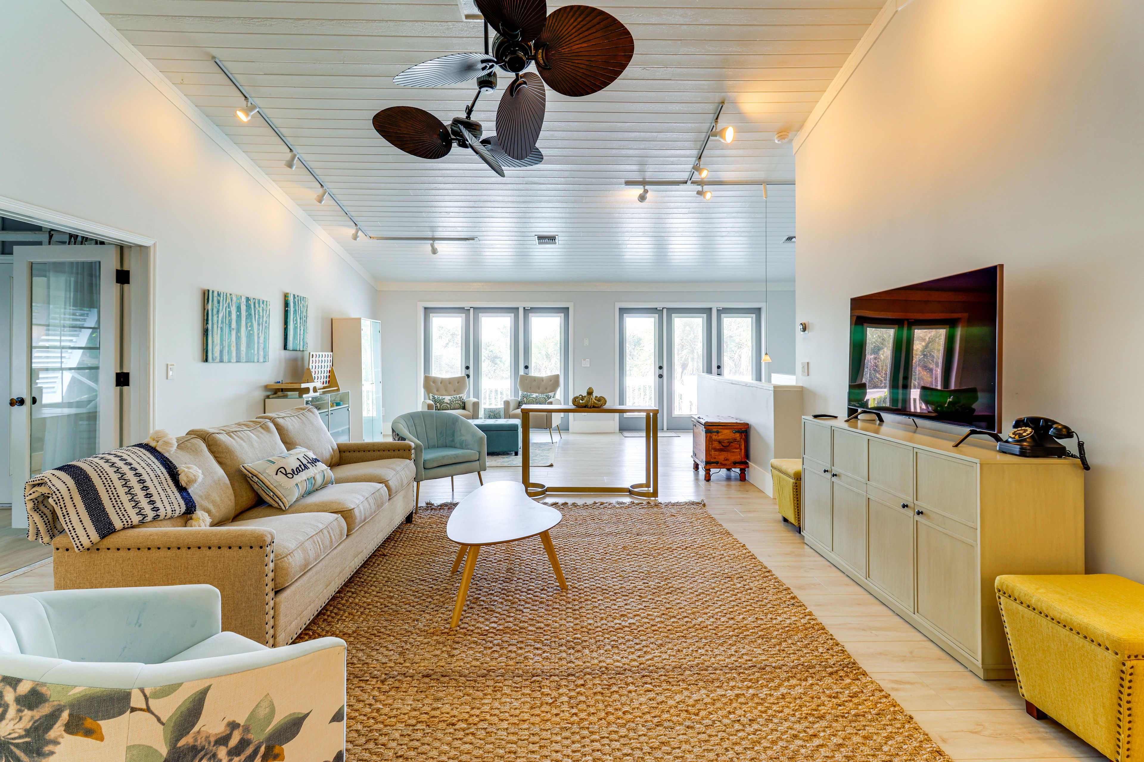 Living Room | 2nd Floor | Flat-Screen TV | Central Heating & A/C | Board Games