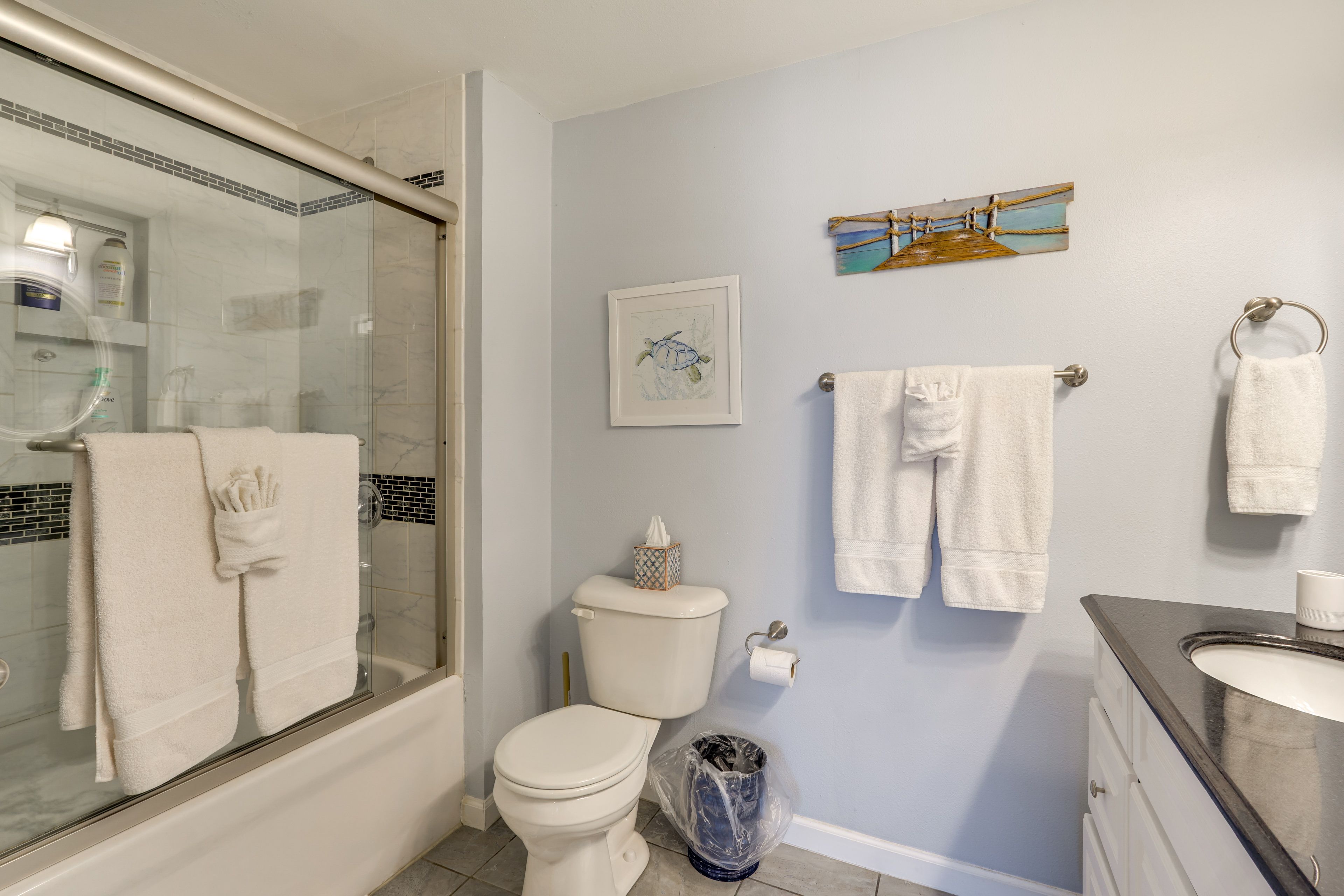 Full Bathroom | Main Level | Towels Provided