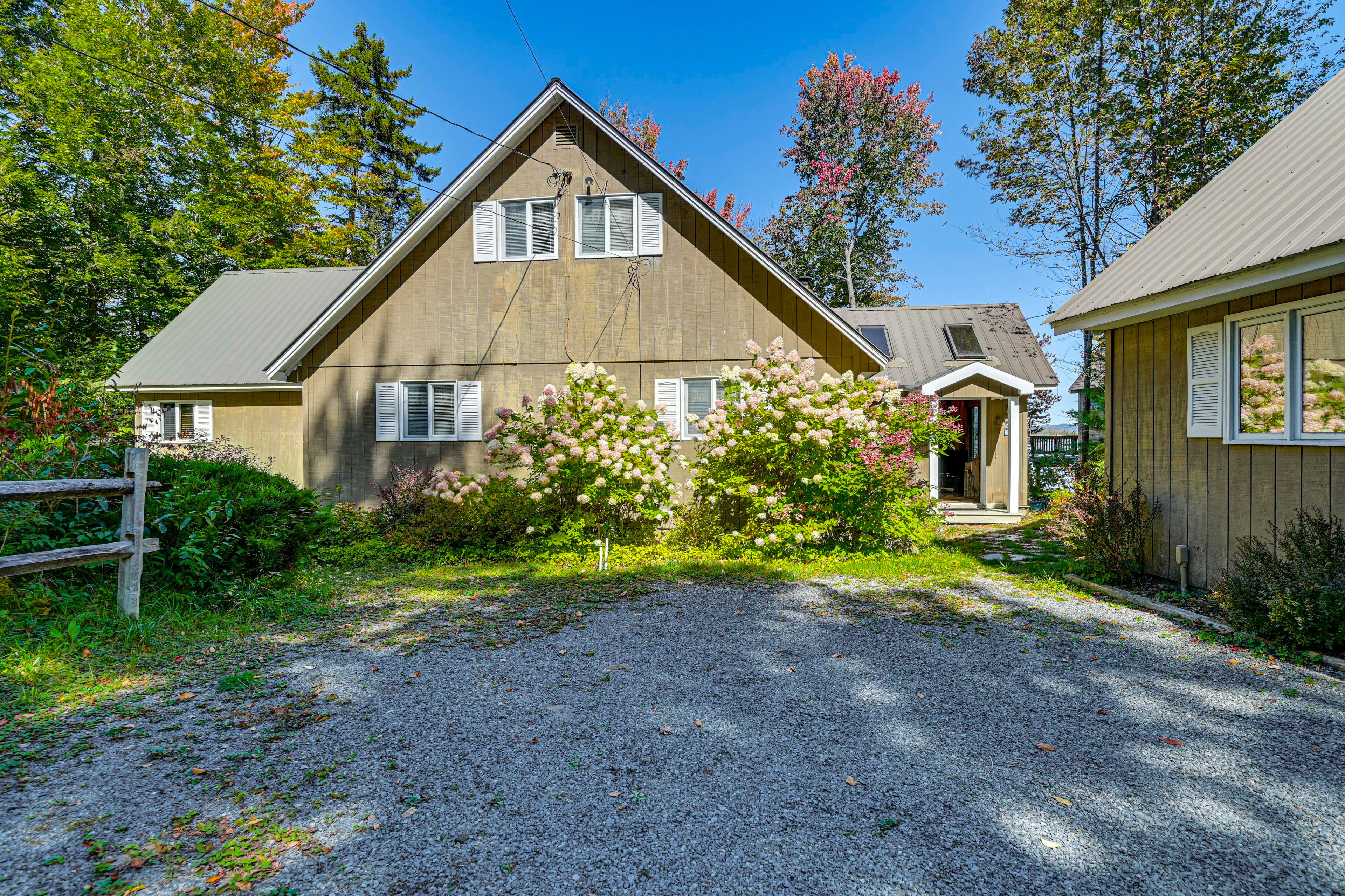Parking | Driveway (5 Vehicles) | Trailer Parking