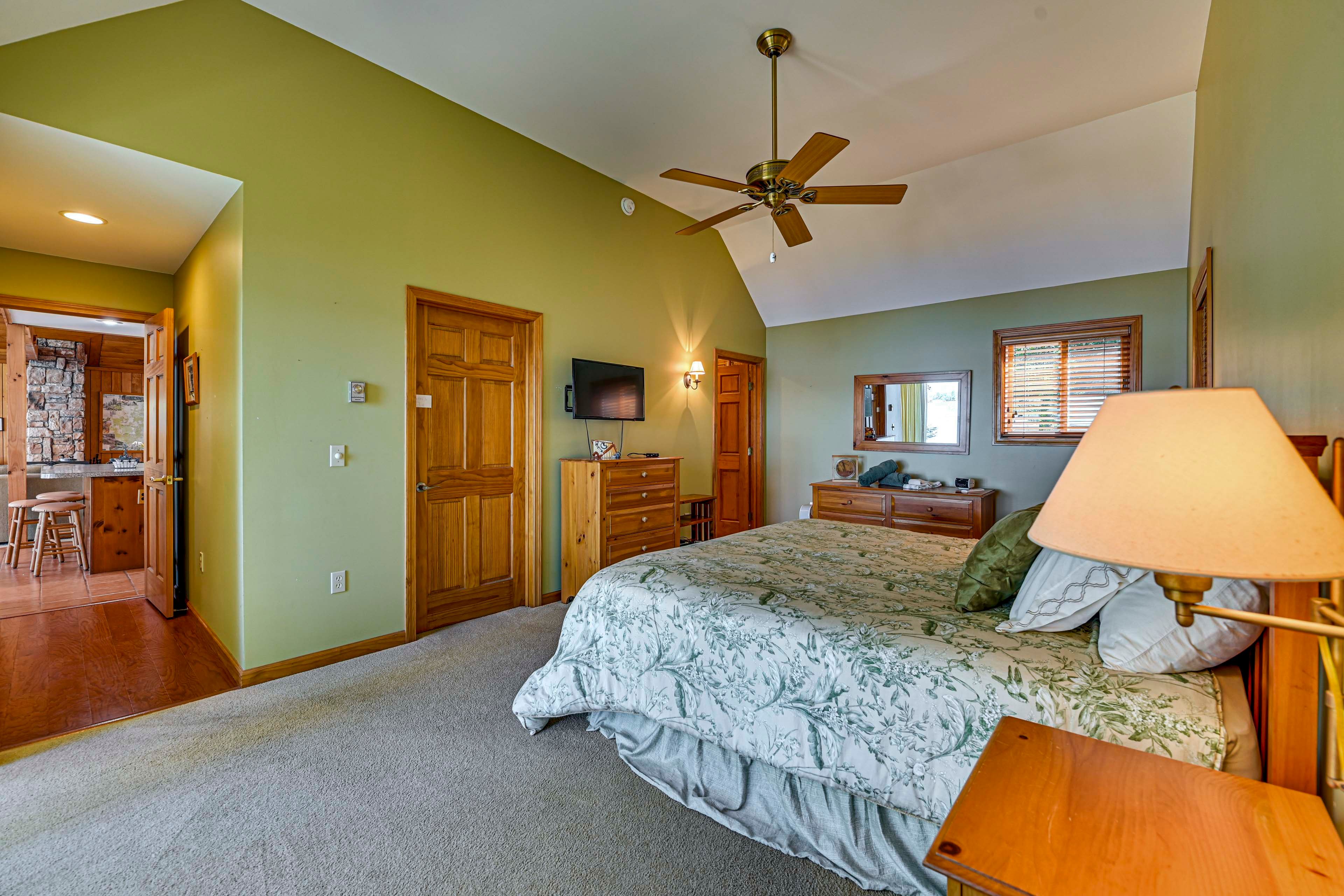 Bedroom 1 | King Bed | 1st Floor