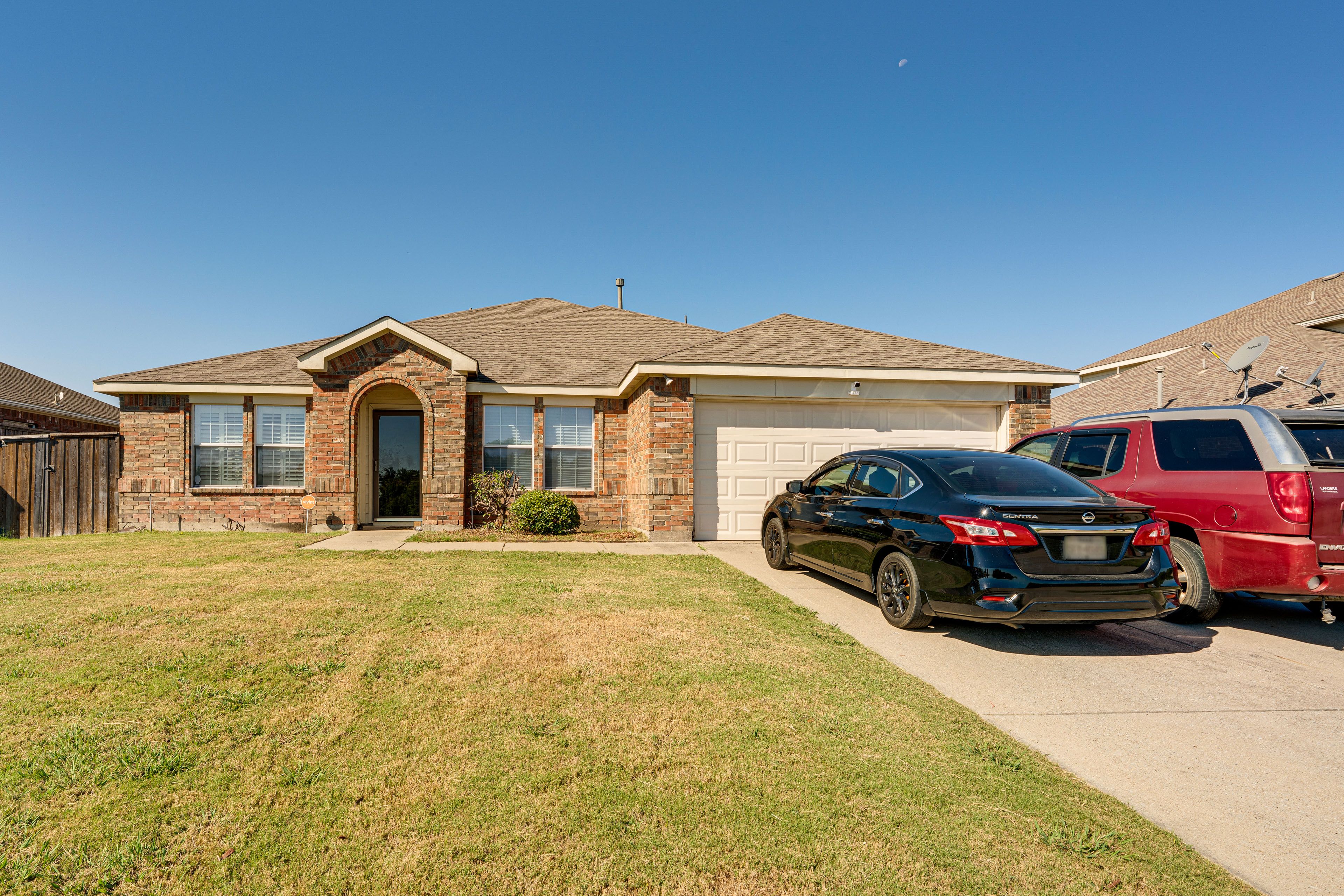 Property Exterior | Driveway (4 Vehicles)