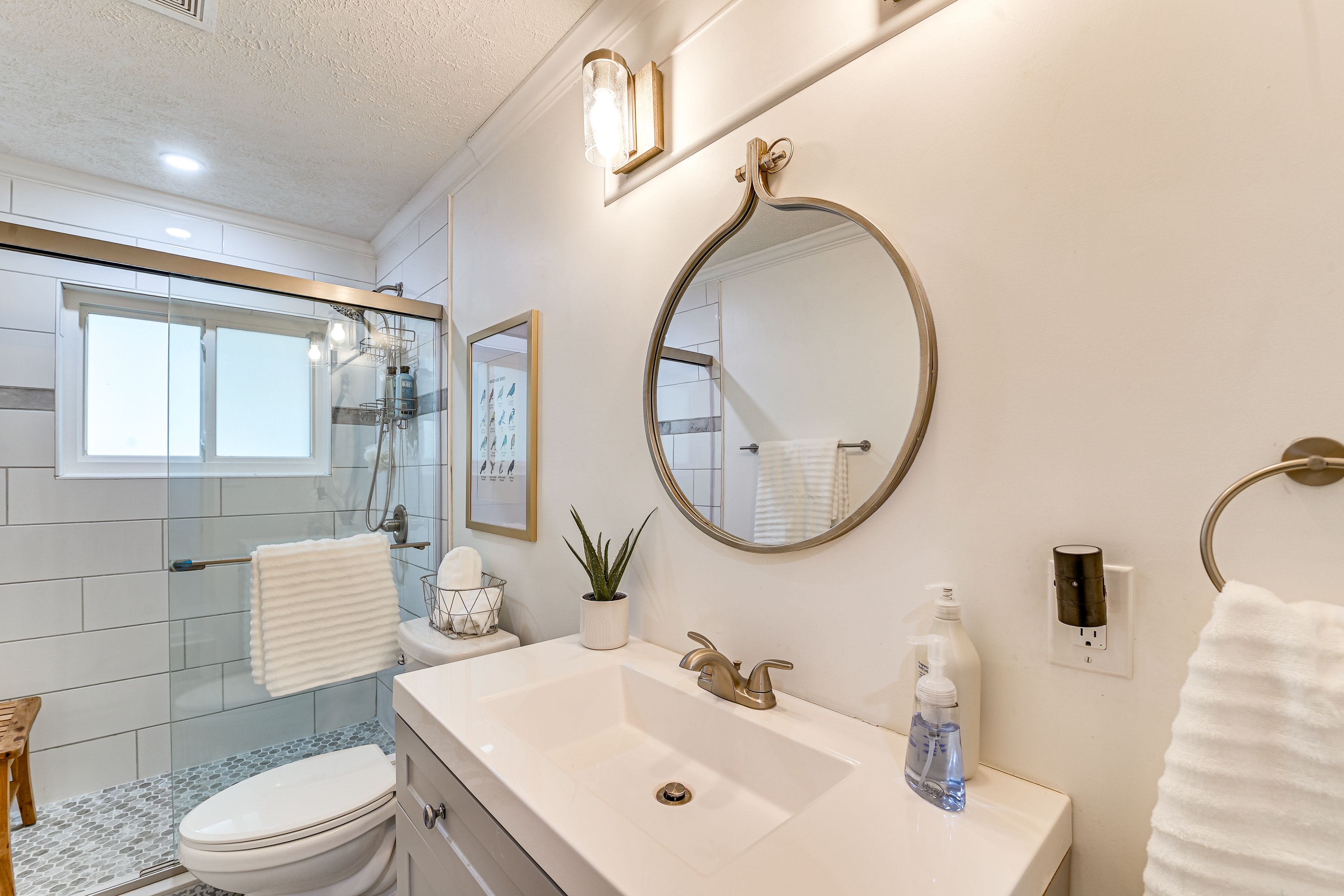 Full Bathroom | Towels Provided | Main Floor