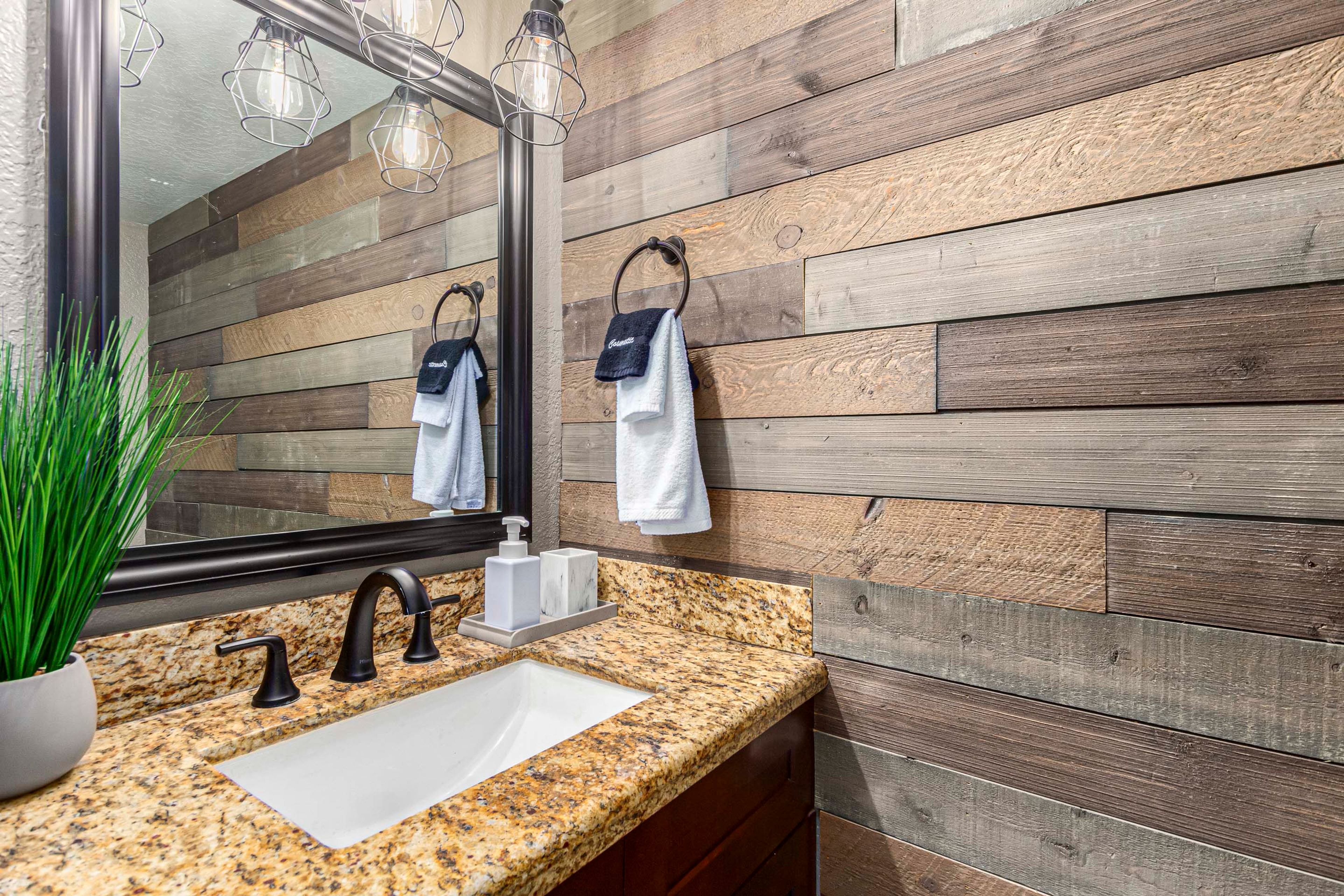 Half Bathroom | 1st Floor | Towels Provided