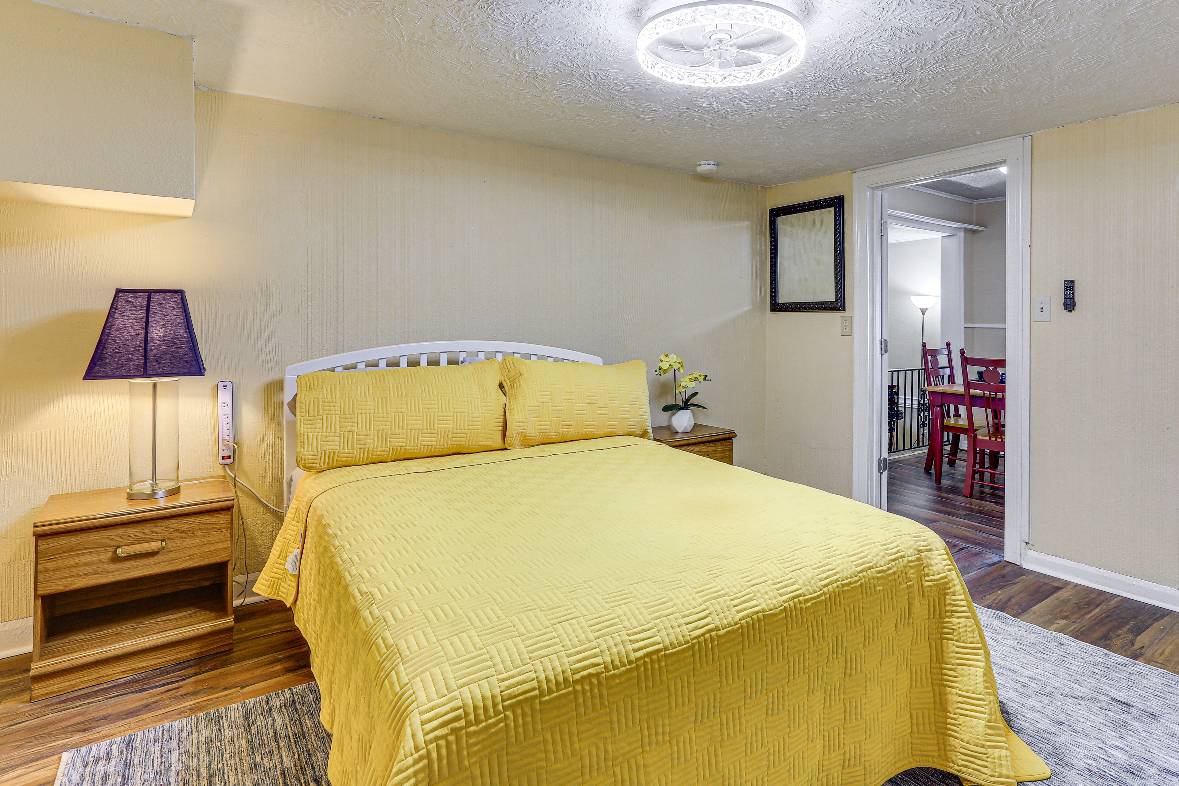 Bedroom 1 | Queen Bed