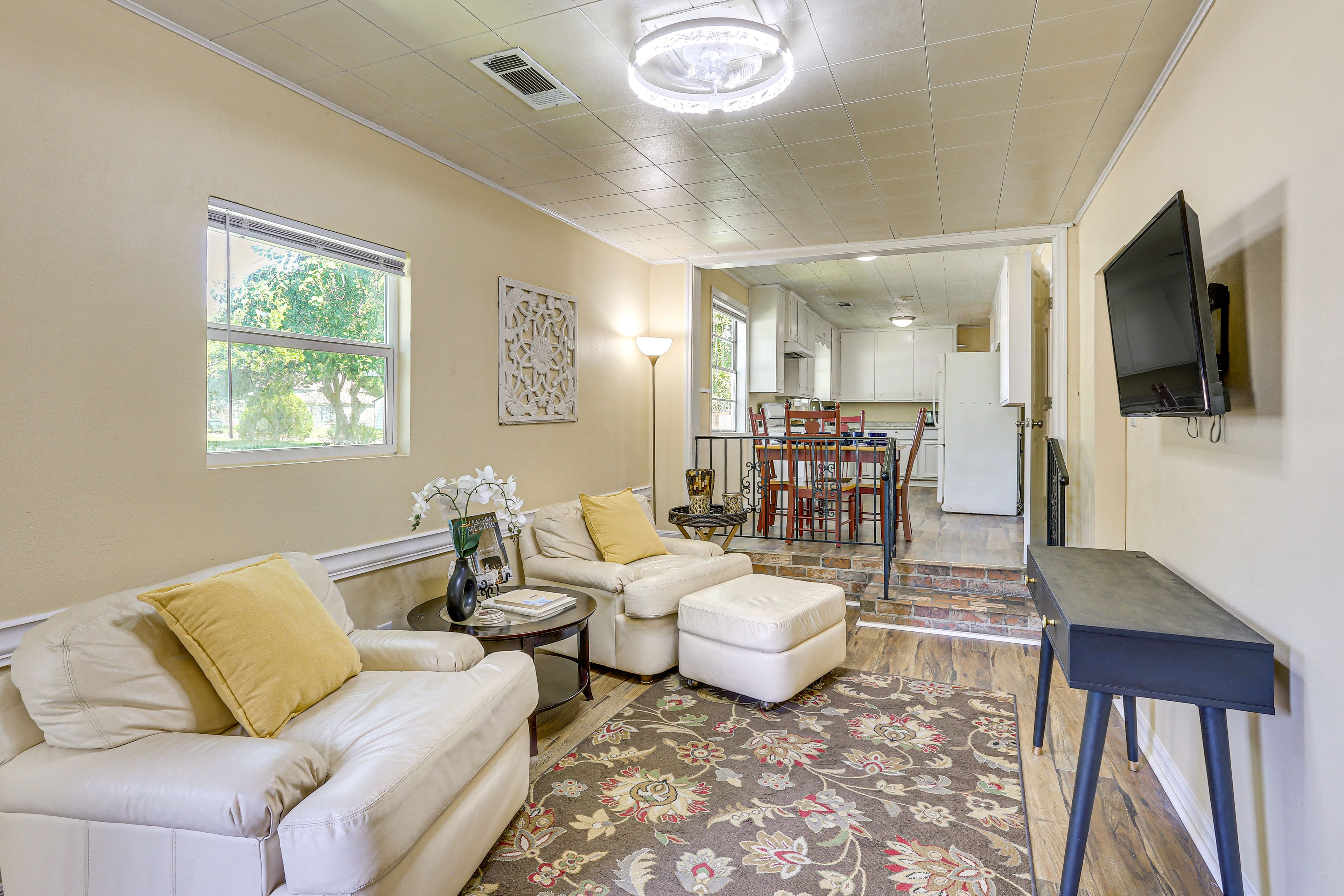 Living Room | Free WiFi | Smart TV | Central A/C