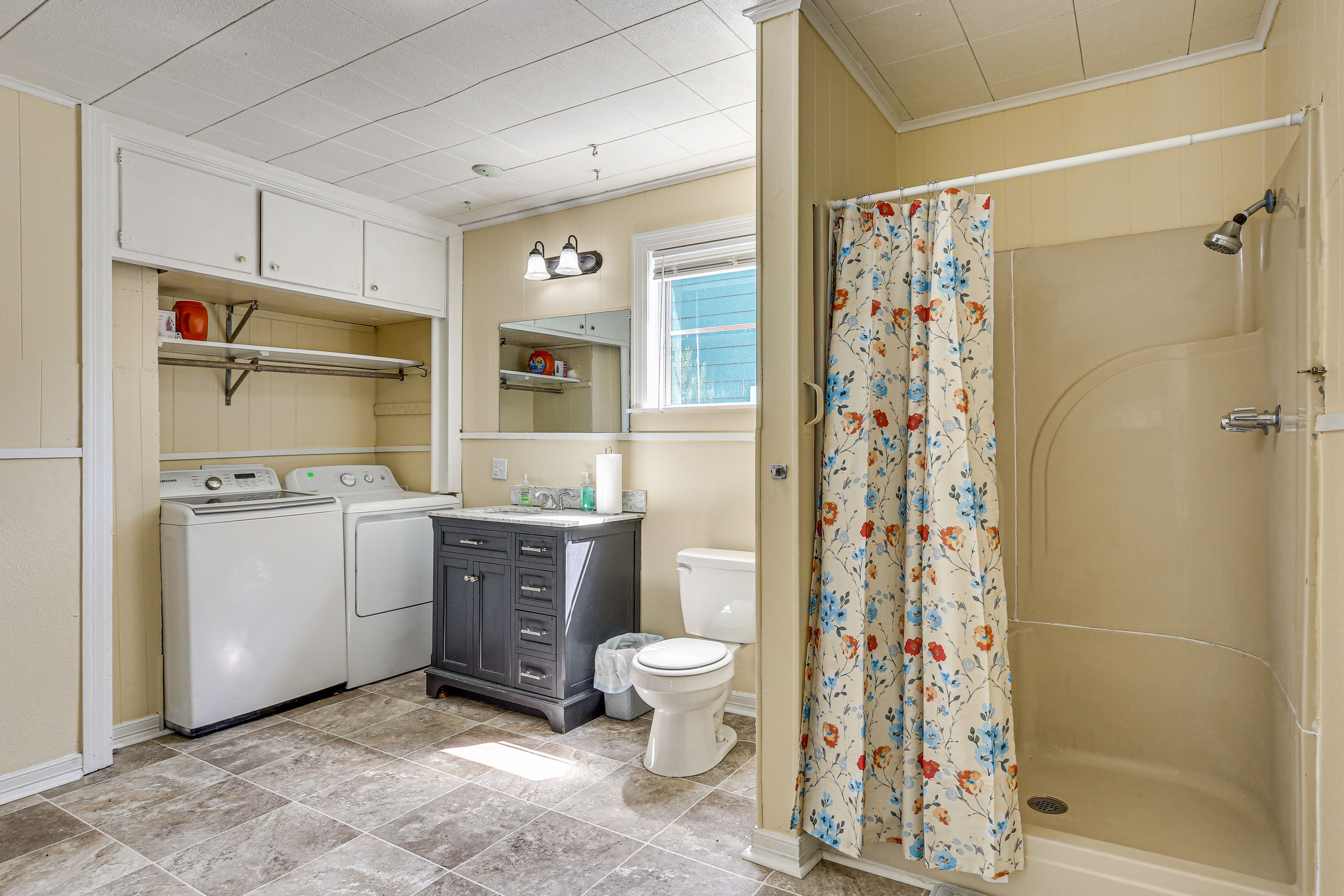 Full Bathroom | Washer & Dryer