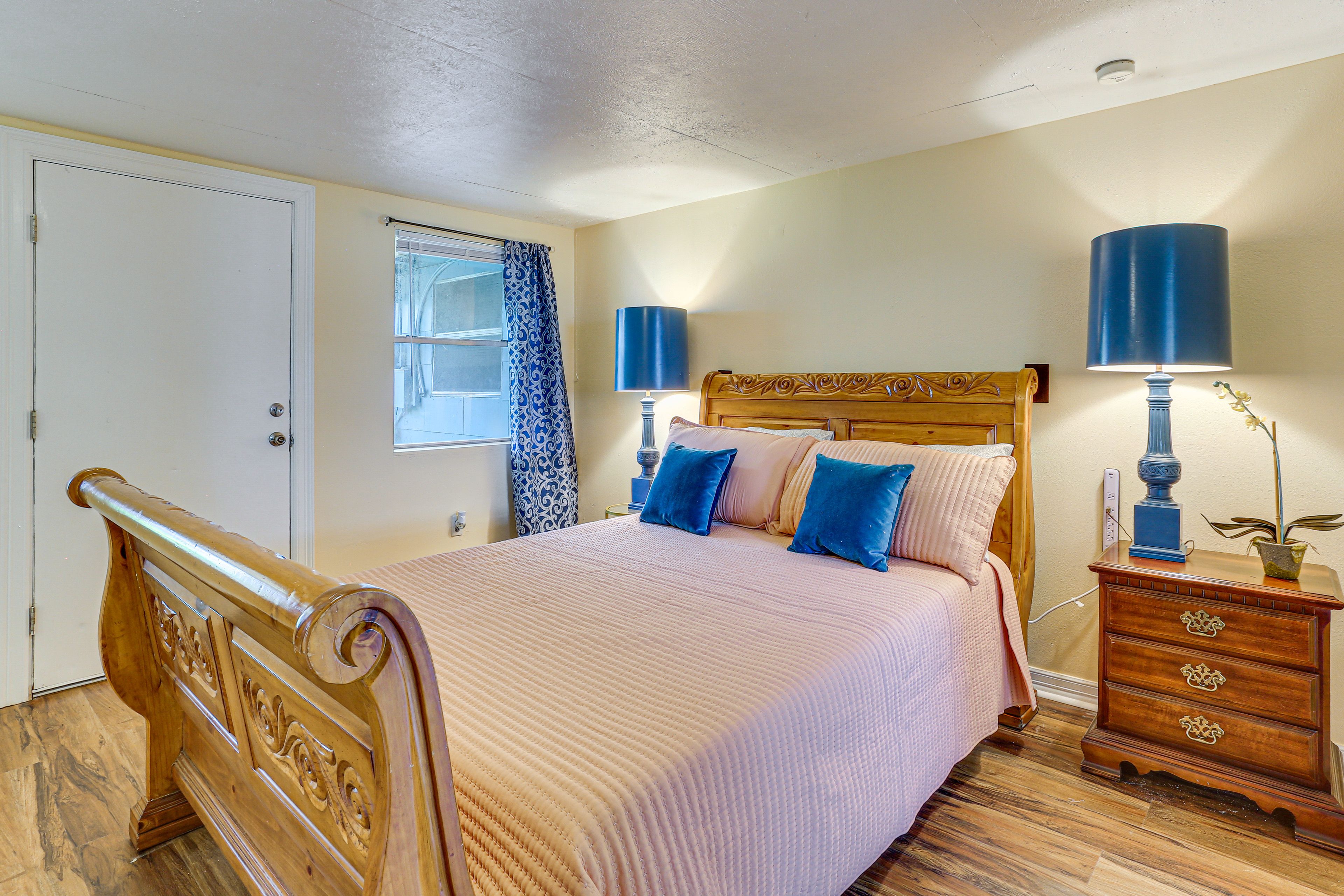 Bedroom 2 | Queen Bed