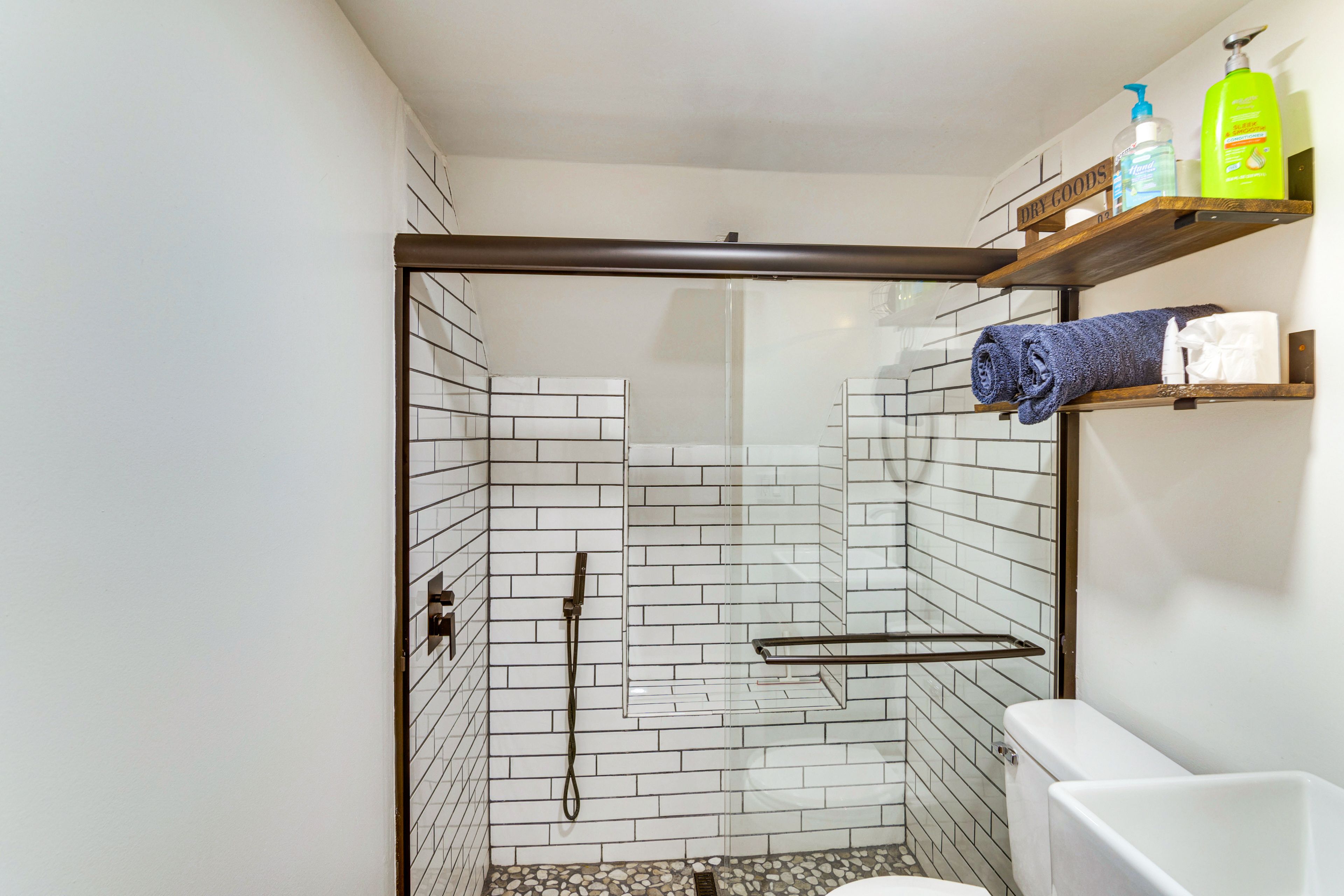 Full Bathroom | Towels Provided