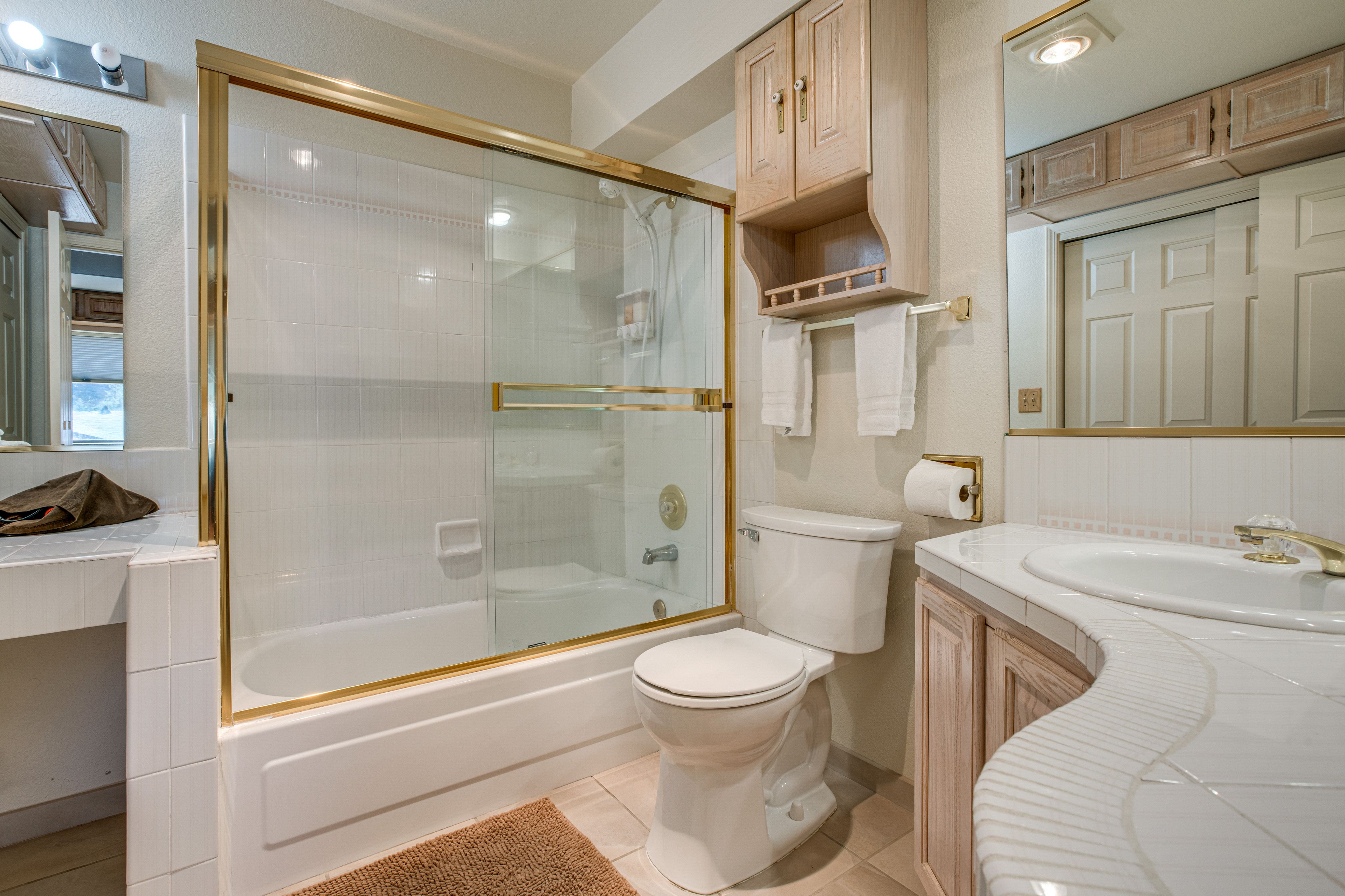 En-Suite Bathroom | Towels Provided | 2nd Floor