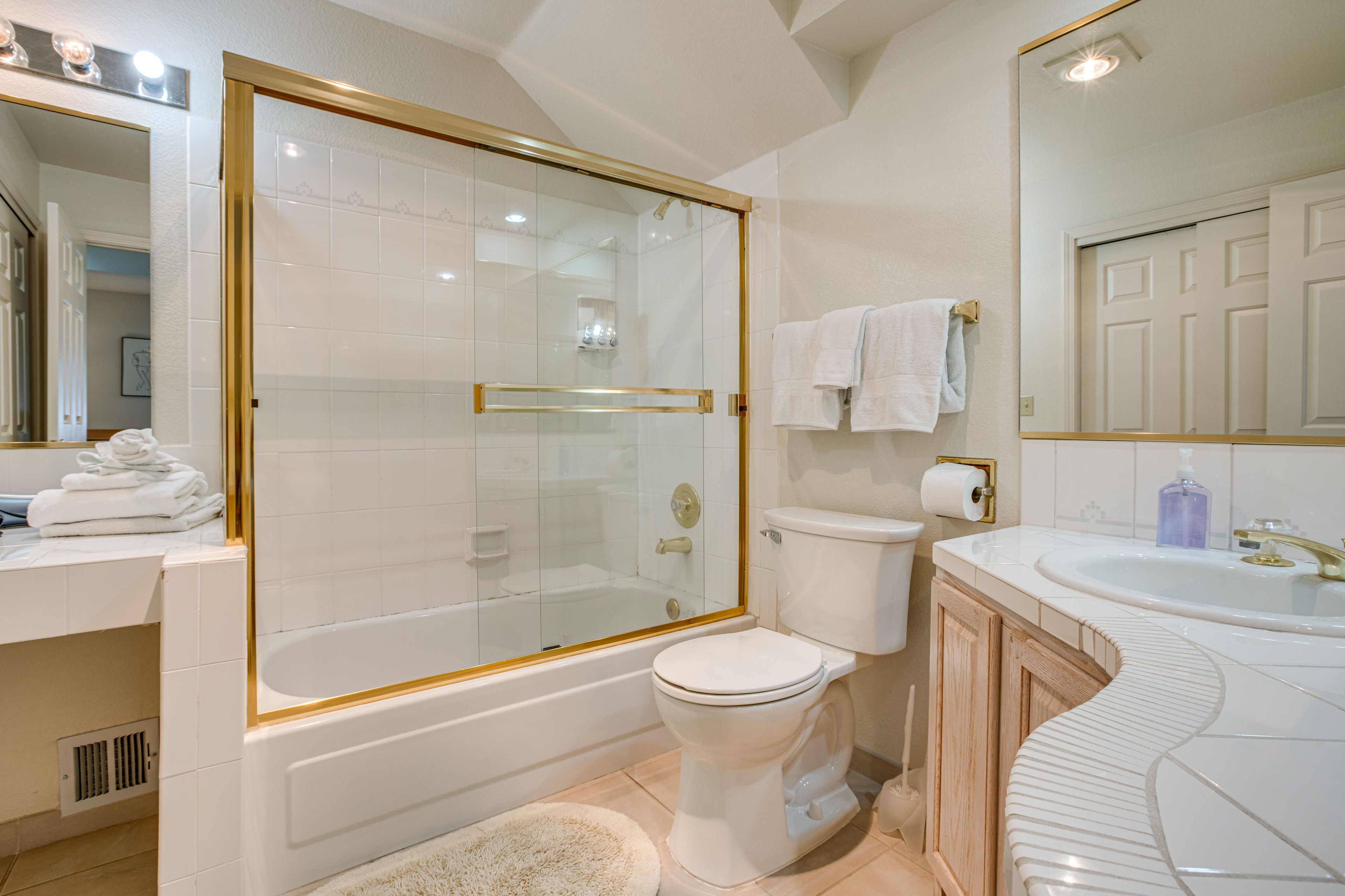 En-Suite Bathroom | 2nd Floor