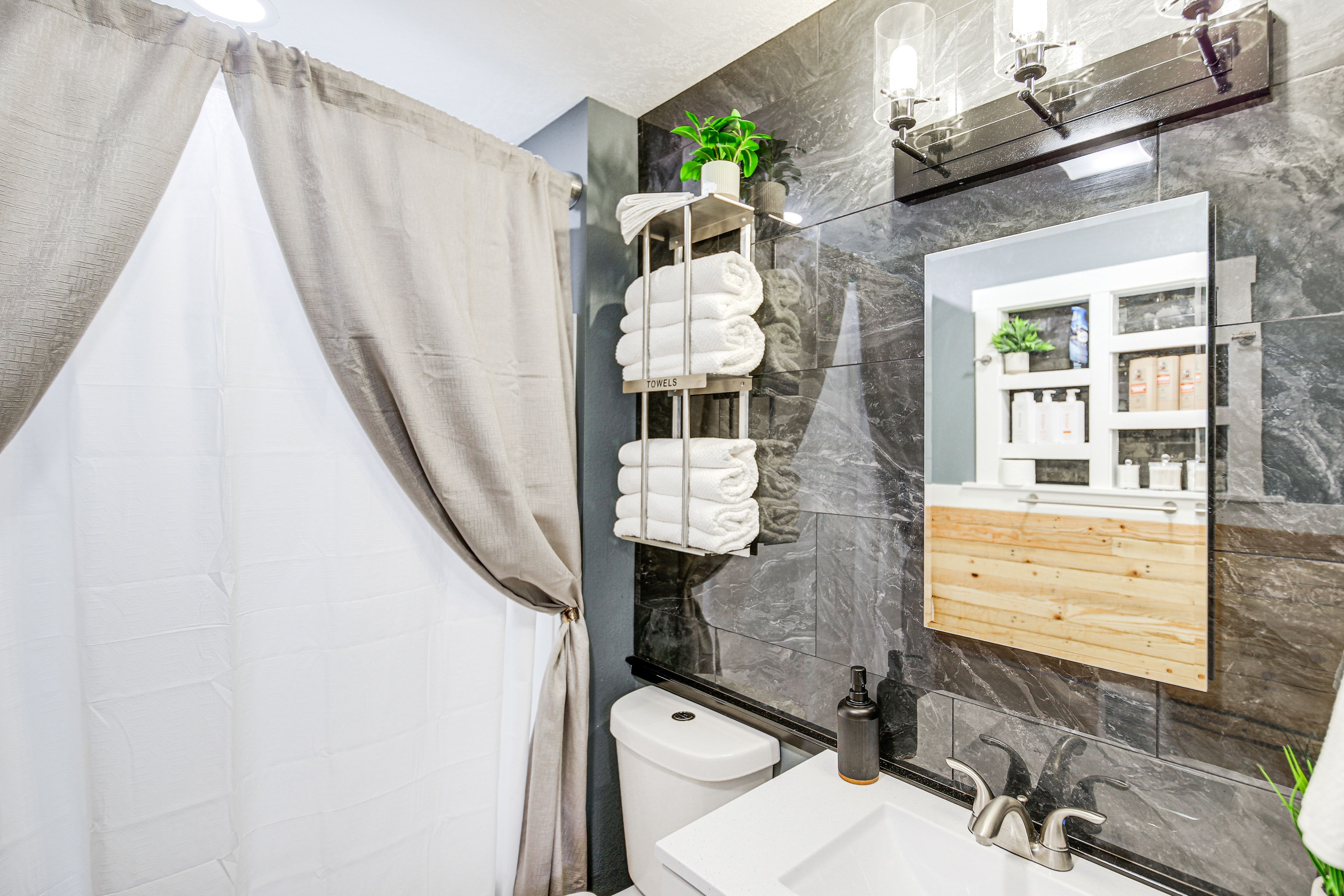 Full Bathroom | Towels & Linens Provided