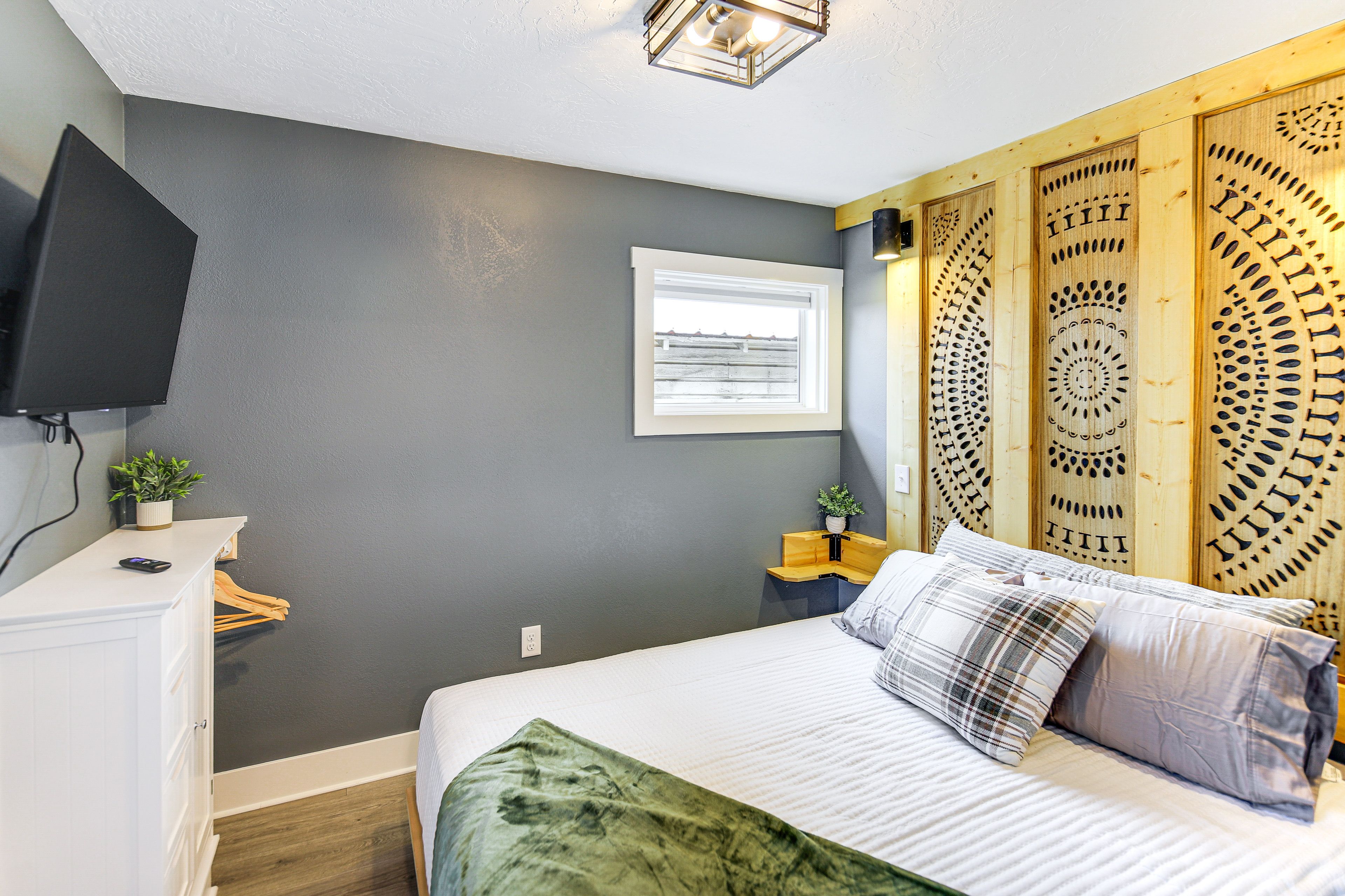Bedroom 1 | Queen Bed | Smart TV