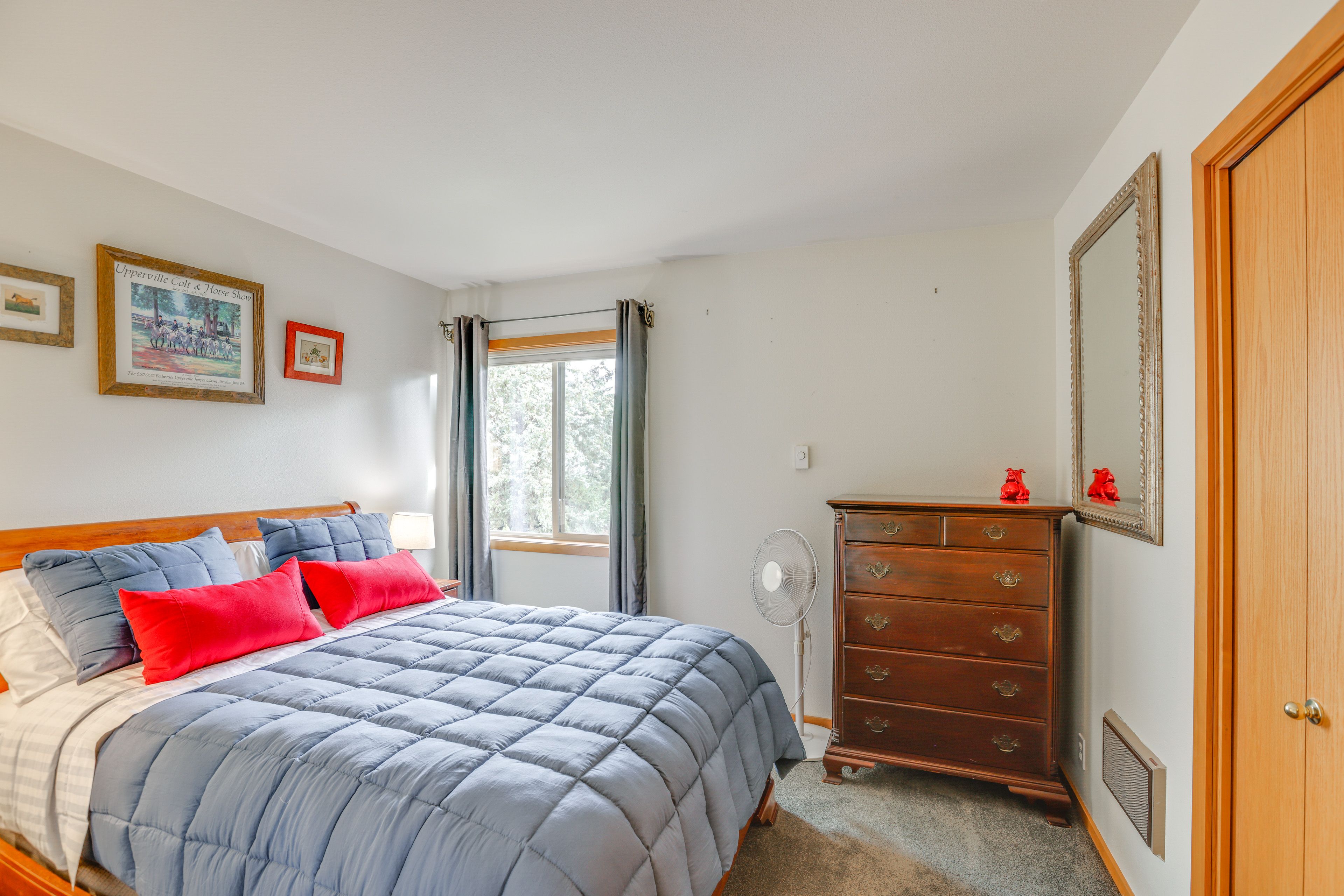 Bedroom | Queen Bed | Linens Provided