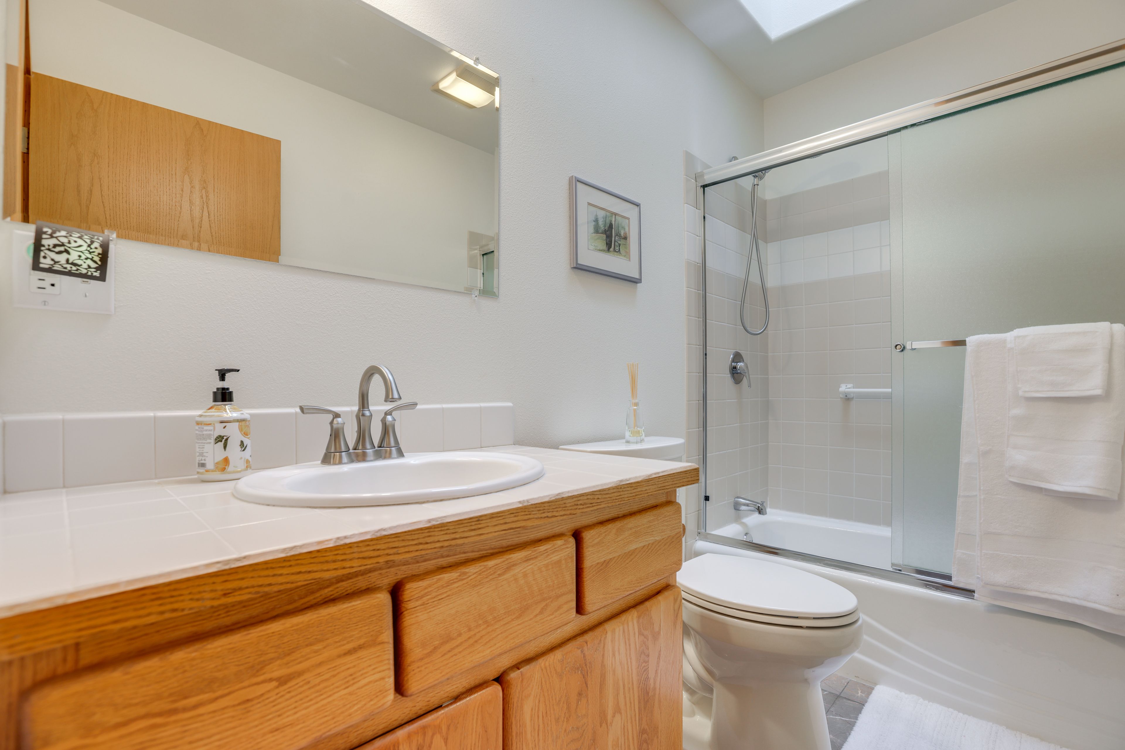 Full Bathroom | Towels Provided | Complimentary Toiletries