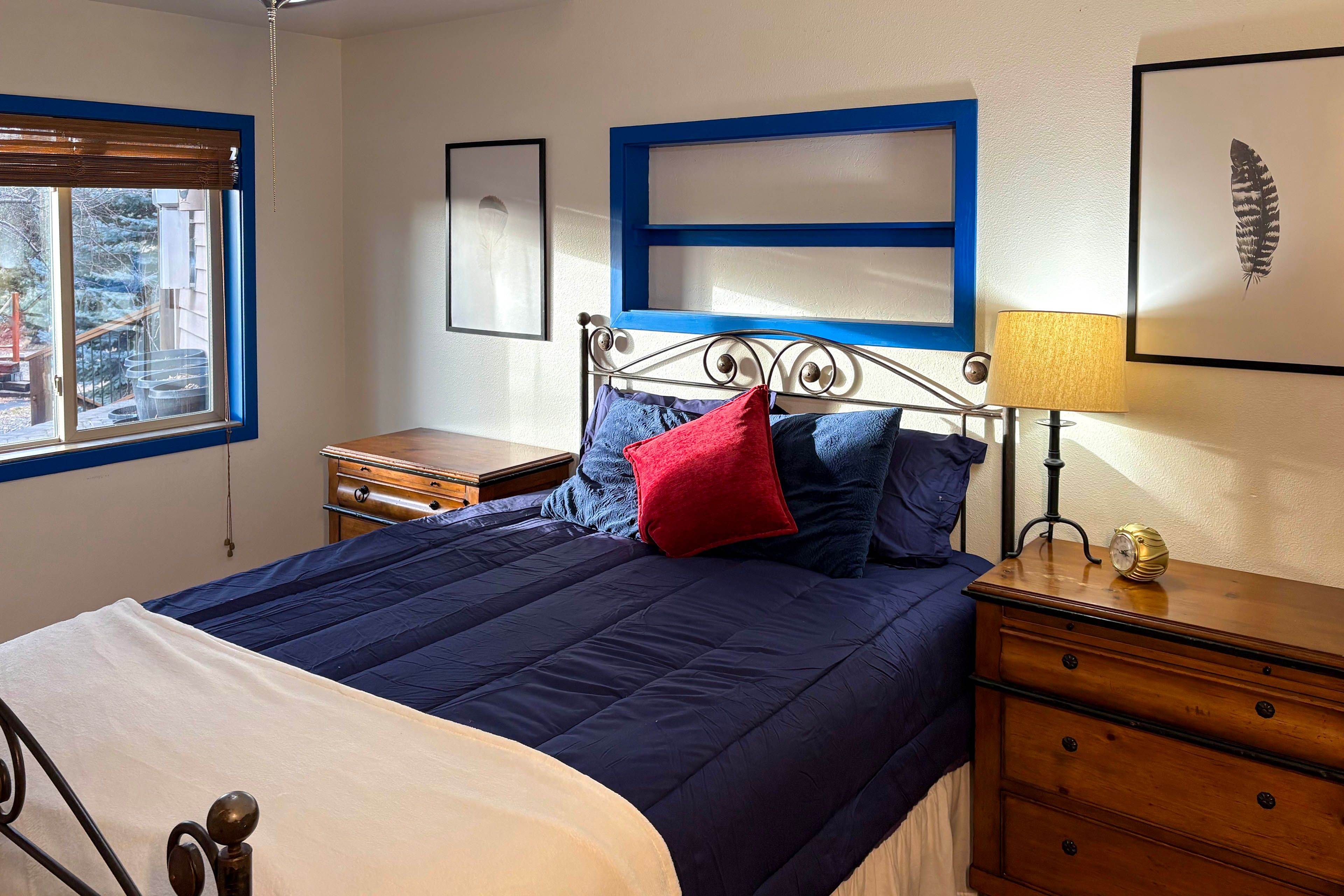 Bedroom 1 | Queen Bed | En-Suite Bathroom