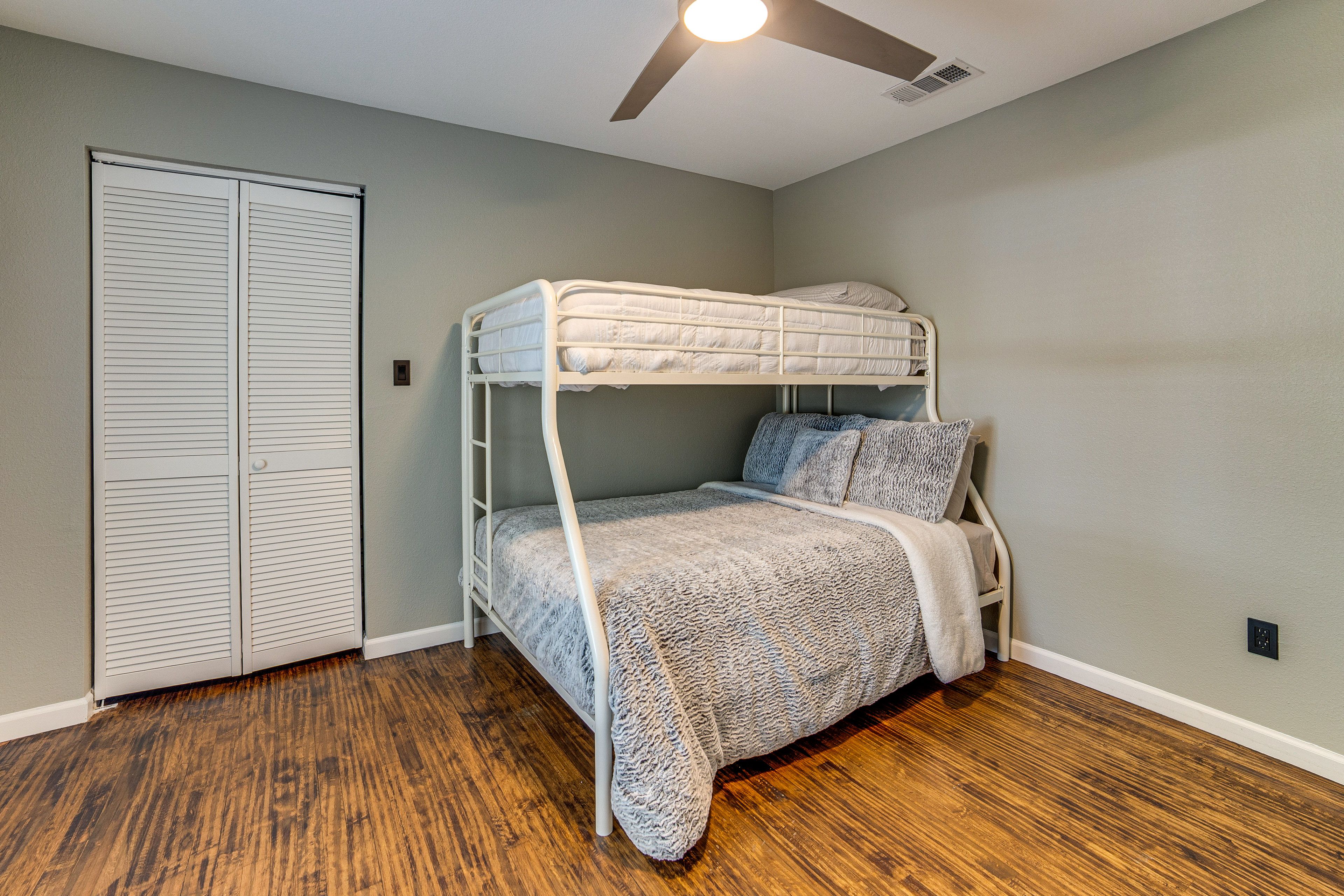 Bedroom 3 | Twin/Full Bunk Bed