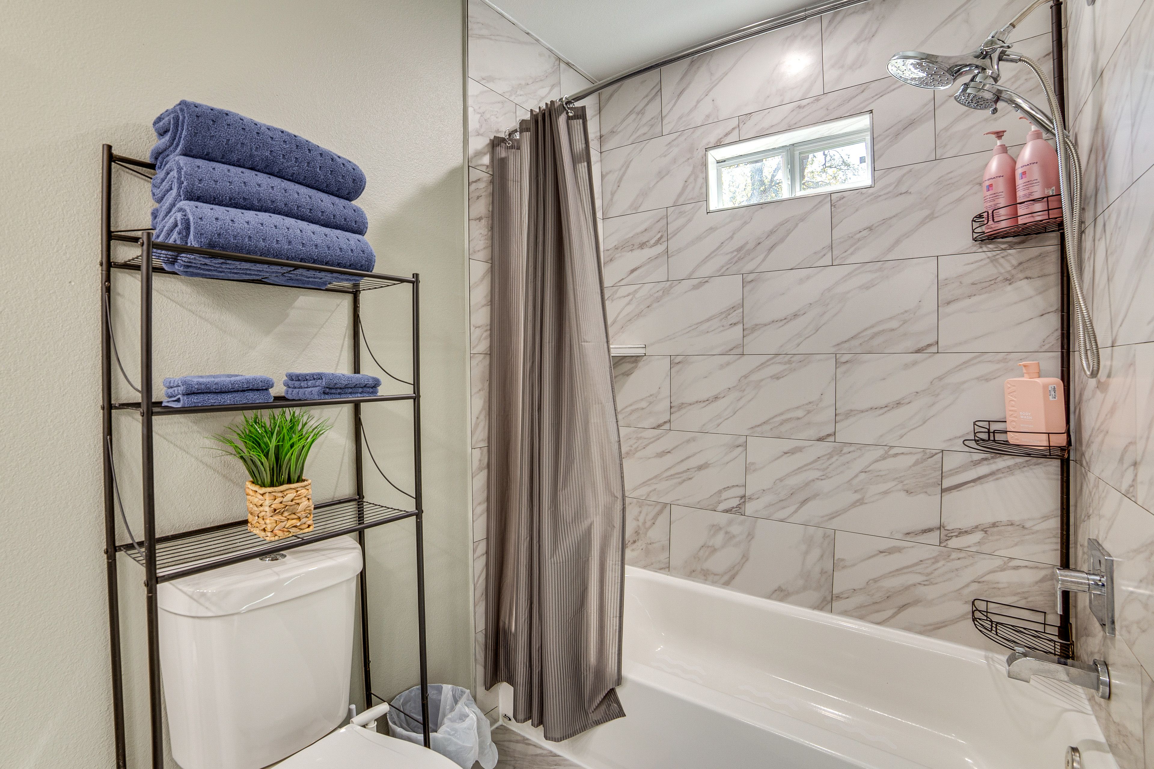 Full Bathroom | Towels Provided